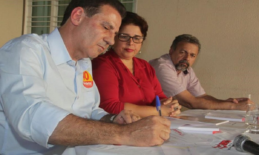 O candidato a prefeito deixou claro mais uma vez que não vai colocar OS (Organizações Sociais) para gerir a Educação em Goiânia; compromisso foi firmado na sede do Sindicato do Trabalhadores em Educação no Estado de Goiás (Sintego), onde também assinou pauta com 20 medidas para valorização dos profissionais e melhoria do ensino na capital; estiveram presentes a presidente do sindicato, Bia de Lima, diretores e profissionais de educação; “Assim como fiz em Senador Canedo, não vou colocar OS na educação nem na saúde, em Goiânia. Assumi um compromisso público e vou cumprir” (Foto: José Barbacena) O candidato a prefeito deixou claro mais uma vez que não vai colocar OS (Organizações Sociais) para gerir a Educação em Goiânia; compromisso foi firmado na sede do Sindicato do Trabalhadores em Educação no Estado de Goiás (Sintego), onde também assinou pauta com 20 medidas para valorização dos profissionais e melhoria do ensino na capital; estiveram presentes a presidente do sindicato, Bia de Lima, diretores e profissionais de educação; “Assim como fiz em Senador Canedo, não vou colocar OS na educação nem na saúde, em Goiânia. Assumi um compromisso público e vou cumprir”