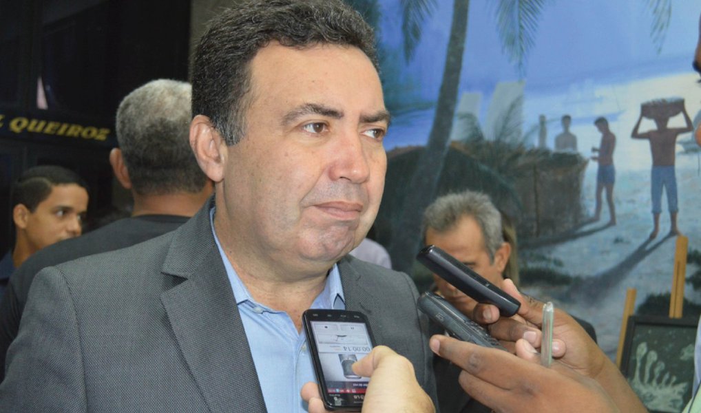 O juiz Paulo Roberto Fonseca Barbosa, da Comarca de Canindé de São Francisco, determinou nesta quarta (6) que o prefeito do município, Heleno Silva (PRB), regularize em 72 horas o pagamento de todos os servidores públicos; a decisão é uma resposta ao pedido feito pelo Ministério Público; o MPE alegou que o município se encontra sem pagar os salários aos servidores contratados e comissionados, referentes aos meses de novembro, dezembro e décimo terceiro salário de 2015, março, abril e maio de 2016; com relação aos servidores efetivos, o atraso é de mais de 15 dias no pagamento dos salários (Foto: Valter Lima) O juiz Paulo Roberto Fonseca Barbosa, da Comarca de Canindé de São Francisco, determinou nesta quarta (6) que o prefeito do município, Heleno Silva (PRB), regularize em 72 horas o pagamento de todos os servidores públicos; a decisão é uma resposta ao pedido feito pelo Ministério Público; o MPE alegou que o município se encontra sem pagar os salários aos servidores contratados e comissionados, referentes aos meses de novembro, dezembro e décimo terceiro salário de 2015, março, abril e maio de 2016; com relação aos servidores efetivos, o atraso é de mais de 15 dias no pagamento dos salários