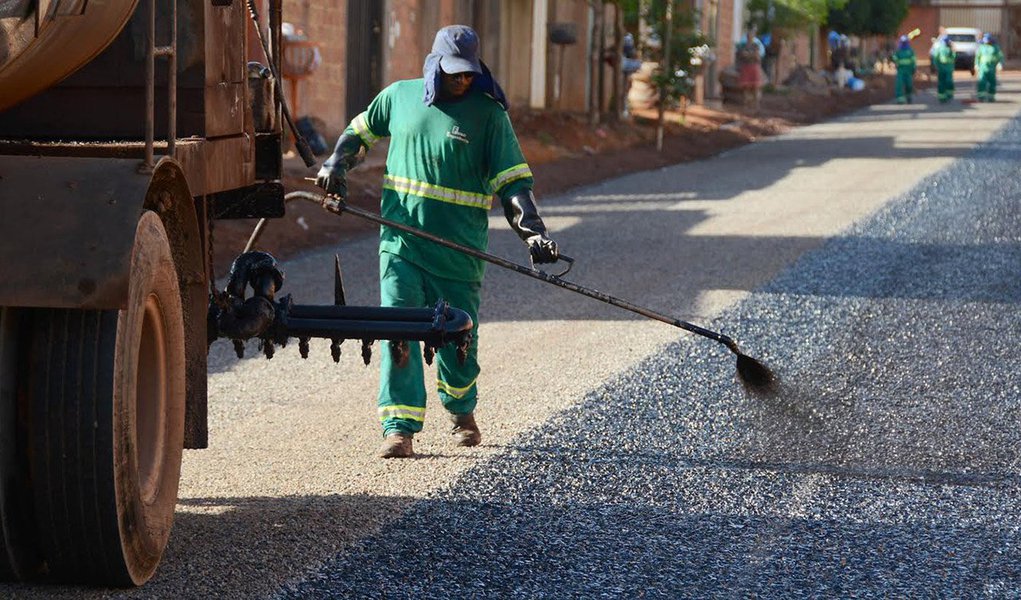 Serão 149.891 metros quadrados de pavimentação; além da drenagem, a obra compreende a pavimentação no interior da quadra e nas avenidas do entorno do setor, sendo que parte da LO-29, NS-04 e NS-10 já foram pavimentadas, faltando ainda a NS-02 e LO-31, que também vão receber o benefício; a obra representa um investimento de mais de R$ 12 milhões, que compreende drenagem no interior da quadra, pavimentação asfáltica, calçadas acessíveis, ciclovia e meio-fio (Foto: Leonardo Lucena) Serão 149.891 metros quadrados de pavimentação; além da drenagem, a obra compreende a pavimentação no interior da quadra e nas avenidas do entorno do setor, sendo que parte da LO-29, NS-04 e NS-10 já foram pavimentadas, faltando ainda a NS-02 e LO-31, que também vão receber o benefício; a obra representa um investimento de mais de R$ 12 milhões, que compreende drenagem no interior da quadra, pavimentação asfáltica, calçadas acessíveis, ciclovia e meio-fio