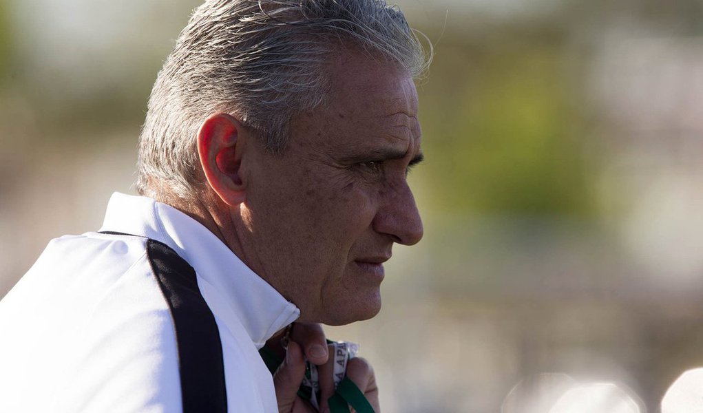 Técnico do Corinthians, no entanto, deixou a entidade no fim da noite desta terça-feira sem dar uma resposta definitiva; "Foi uma boa primeira conversa, mas ainda não conclusiva. As partes ficaram de retornar num prazo muito breve com uma decisão e expectativas sobre o processo", disse o assessor da CBF Douglas Lunardi (Foto: Gisele Federicce) Técnico do Corinthians, no entanto, deixou a entidade no fim da noite desta terça-feira sem dar uma resposta definitiva; "Foi uma boa primeira conversa, mas ainda não conclusiva. As partes ficaram de retornar num prazo muito breve com uma decisão e expectativas sobre o processo", disse o assessor da CBF Douglas Lunardi