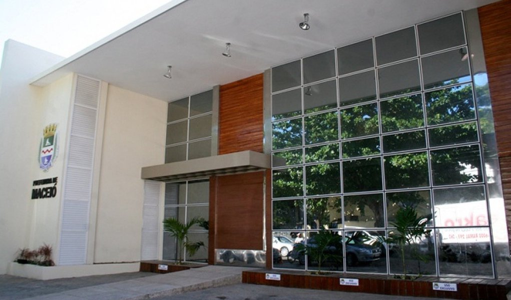 A Prefeitura de Maceió publicou, no Diário Oficial do Município, a demissão, após inquéritos administrativos, de duas servidoras públicas acusadas de abandono de emprego; decisão atingiu uma médica neurologista e uma auxiliar de enfermagem; as duas integravam o quadro efetivo da Secretaria Municipal de Saúde (Foto: Voney Malta) A Prefeitura de Maceió publicou, no Diário Oficial do Município, a demissão, após inquéritos administrativos, de duas servidoras públicas acusadas de abandono de emprego; decisão atingiu uma médica neurologista e uma auxiliar de enfermagem; as duas integravam o quadro efetivo da Secretaria Municipal de Saúde