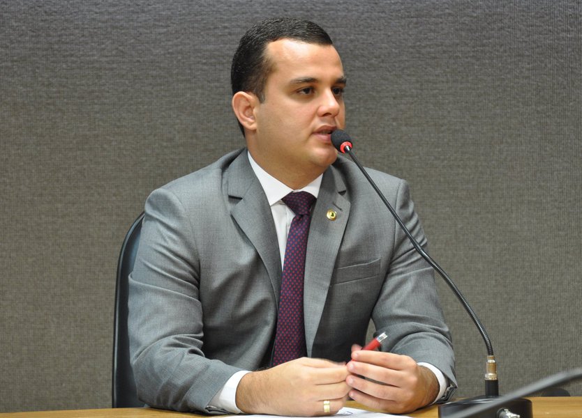 Presidente da Comissão de Finanças da Assembleia Legislativa, o deputado Alex Lima (PTN) comemora o fato de a Bahia ter recebido do Tesouro Nacional a melhor nota do Nordeste e a terceira melhor do país no que diz respeito à capacidade de pagamento de dívidas e outros compromissos; para o parlamentar, "o confortável perfil de endividamento da Bahia abre caminhos para novas operações de crédito, fundamentais para a continuidade dos investimentos em infraestrutura mantidos pelo Estado na capital e no interior"; Lima elogia a gestão do governador Rui Costa; "o perfil de endividamento da Bahia é reflexo de uma gestão madura e consciente desenvolvida pelo governador Rui Costa" (Foto: Romulo Faro) Presidente da Comissão de Finanças da Assembleia Legislativa, o deputado Alex Lima (PTN) comemora o fato de a Bahia ter recebido do Tesouro Nacional a melhor nota do Nordeste e a terceira melhor do país no que diz respeito à capacidade de pagamento de dívidas e outros compromissos; para o parlamentar, "o confortável perfil de endividamento da Bahia abre caminhos para novas operações de crédito, fundamentais para a continuidade dos investimentos em infraestrutura mantidos pelo Estado na capital e no interior"; Lima elogia a gestão do governador Rui Costa; "o perfil de endividamento da Bahia é reflexo de uma gestão madura e consciente desenvolvida pelo governador Rui Costa"