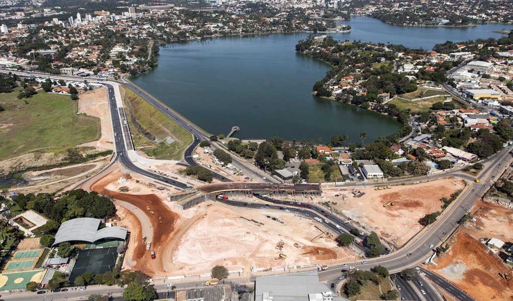 É o que aponta a Confederação Nacional dos Transportes (CNT); segundo estatísticas do Plano de Transporte e Logística, cerca de R$ 45 bilhões, ou 84,5% desse total, deveriam ser aplicados em metrô ou trem urbano; atualmente, a Grande Belo Horizonte não tem trem urbano e possui apenas uma linha de metrô, com 28 quilômetros de extensão e 19 estações, sendo 18 em Belo Horizonte e uma em Contagem (Foto: Leonardo Lucena) É o que aponta a Confederação Nacional dos Transportes (CNT); segundo estatísticas do Plano de Transporte e Logística, cerca de R$ 45 bilhões, ou 84,5% desse total, deveriam ser aplicados em metrô ou trem urbano; atualmente, a Grande Belo Horizonte não tem trem urbano e possui apenas uma linha de metrô, com 28 quilômetros de extensão e 19 estações, sendo 18 em Belo Horizonte e uma em Contagem