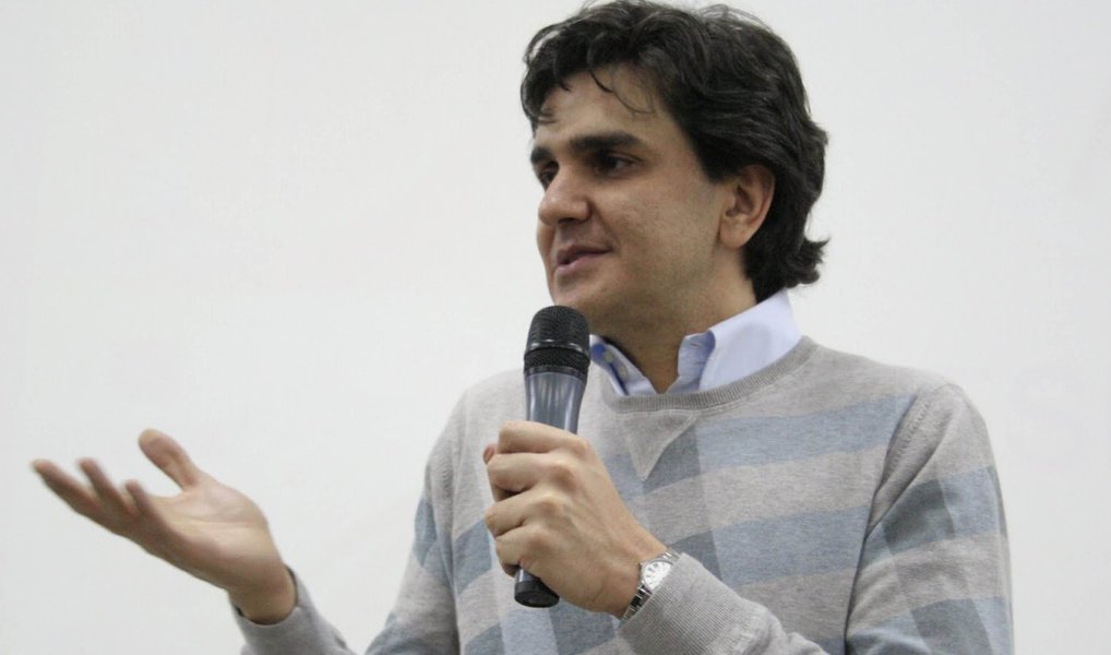 O ex-deputado federal Gabriel Chalita (PDT-SP) negou, nesta quarta (15), ter recebido propina da empreiteira Queiroz Galvão para sua campanha à prefeitura de São Paulo em 2012, pelo PMDB; ele disse que não conhece Sérgio Machado, ex-presidente da Transpetro que, em acordo de delação premiada com a Lava Jato, disse ter havido o repasse ao então candidato; "Jamais pedi nada a ele. Já recebi doações de empreiteiras, mas nunca tive nenhum acesso à Queiroz Galvão", informou (Foto: Valter Lima) O ex-deputado federal Gabriel Chalita (PDT-SP) negou, nesta quarta (15), ter recebido propina da empreiteira Queiroz Galvão para sua campanha à prefeitura de São Paulo em 2012, pelo PMDB; ele disse que não conhece Sérgio Machado, ex-presidente da Transpetro que, em acordo de delação premiada com a Lava Jato, disse ter havido o repasse ao então candidato; "Jamais pedi nada a ele. Já recebi doações de empreiteiras, mas nunca tive nenhum acesso à Queiroz Galvão", informou