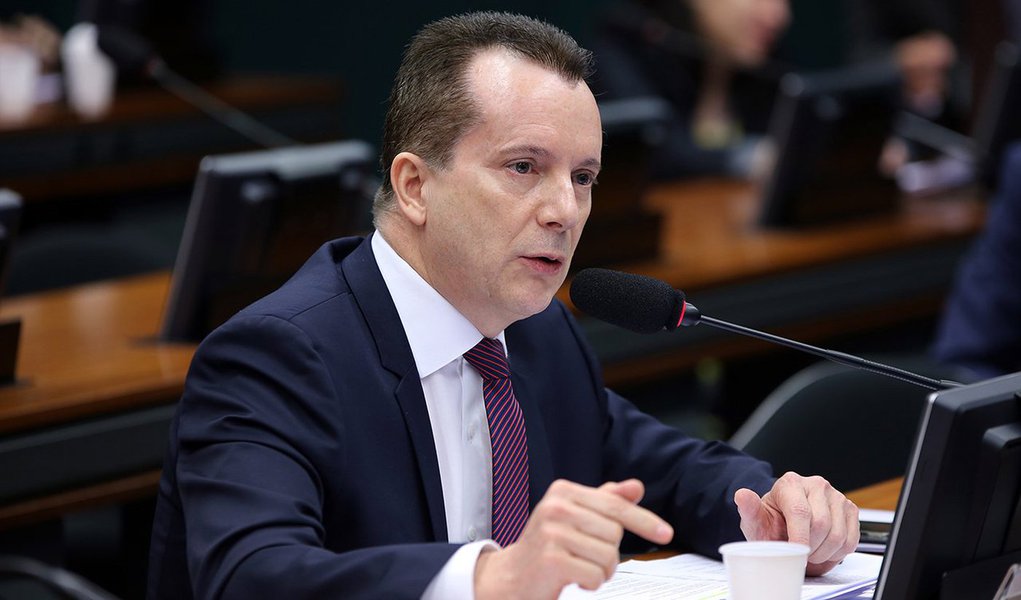 Com 25% de intenções de voto, o deputado federal Celso Russomanno (PRB) oficializa lança neste domingo, 24, sua candidatura a prefeito de São Paulo; Russomano, entretanto, vive uma indefinição que pode inviabilizar sua candidatura e aguarda decisão do Supremo Tribunal Federal (STF) que pode enquadrá-lo na Lei da Ficha Limpa, tornando-o inelegível por utilizar verba pública para remunerar uma funcionária de sua empresa privada; PRB tenta atrair o vereador e pré-candidato a prefeito Andrea Matarazzo (PSD) com a promessa de que ele viria para a cabeça da chapa no caso da anulação da candidatura de Russomanno (Foto: Aquiles Lins) Com 25% de intenções de voto, o deputado federal Celso Russomanno (PRB) oficializa lança neste domingo, 24, sua candidatura a prefeito de São Paulo; Russomano, entretanto, vive uma indefinição que pode inviabilizar sua candidatura e aguarda decisão do Supremo Tribunal Federal (STF) que pode enquadrá-lo na Lei da Ficha Limpa, tornando-o inelegível por utilizar verba pública para remunerar uma funcionária de sua empresa privada; PRB tenta atrair o vereador e pré-candidato a prefeito Andrea Matarazzo (PSD) com a promessa de que ele viria para a cabeça da chapa no caso da anulação da candidatura de Russomanno