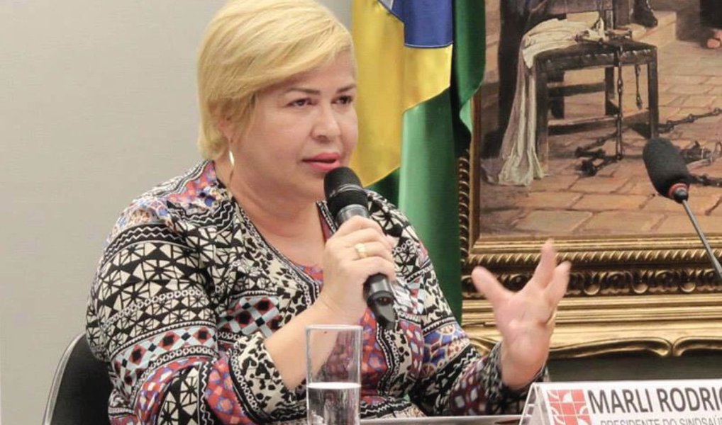 A sindicalista Marli Rodrigues, que prometeu um depoimento revelador na CPI da Saúde, disse aos deputados que não dará detalhes sobre o suposto esquema de propina na saúde para não atrapalhar as investigações do Ministério Público; ela afirmou que poderia mostrar aos parlamentares problemas graves no sistema público; os deputados Cristiano Araújo (PSD) e Roberio Negreiros (PSDB), que teriam sido citados em conversa gravada por Marli com um interlocutor, negaram envolvimento (Foto: Valter Lima) A sindicalista Marli Rodrigues, que prometeu um depoimento revelador na CPI da Saúde, disse aos deputados que não dará detalhes sobre o suposto esquema de propina na saúde para não atrapalhar as investigações do Ministério Público; ela afirmou que poderia mostrar aos parlamentares problemas graves no sistema público; os deputados Cristiano Araújo (PSD) e Roberio Negreiros (PSDB), que teriam sido citados em conversa gravada por Marli com um interlocutor, negaram envolvimento