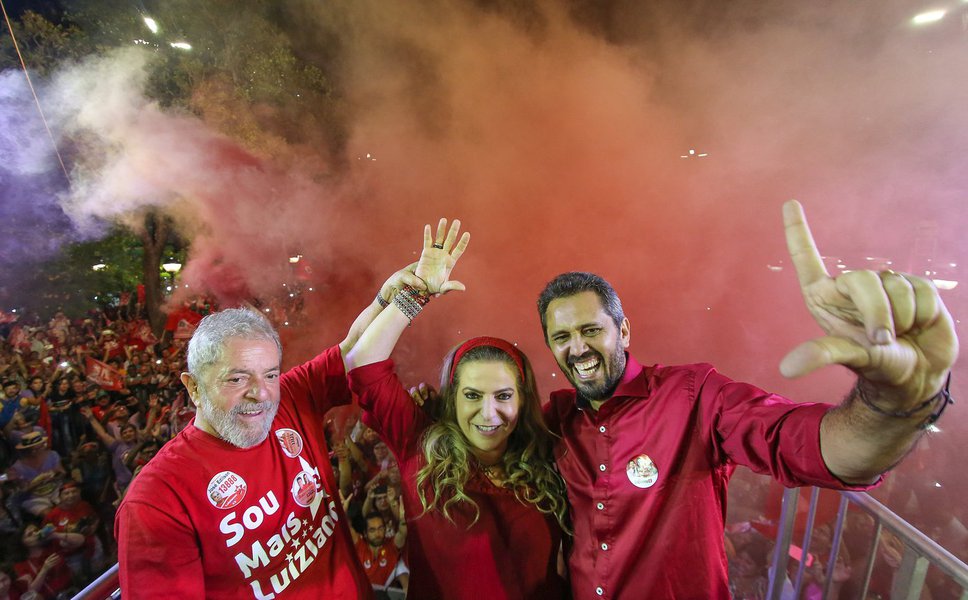 “Eu quero dizer para eles: peguem a convicção de vocês e façam o que quiserem, mas se querem me acusar, mostrem uma prova. Não quero estar acima da lei”, disse o ex-presidente Lula, ao participar de comício da candidata Luizianne Lins; “Se eles provarem que tem R$ 10 de desvio na minha vida, não preciso do julgamento deles, mas do de vocês. Se não tiver, que tenham a grandeza de pedir desculpa a mim e à minha família” (Foto: Leonardo Attuch) “Eu quero dizer para eles: peguem a convicção de vocês e façam o que quiserem, mas se querem me acusar, mostrem uma prova. Não quero estar acima da lei”, disse o ex-presidente Lula, ao participar de comício da candidata Luizianne Lins; “Se eles provarem que tem R$ 10 de desvio na minha vida, não preciso do julgamento deles, mas do de vocês. Se não tiver, que tenham a grandeza de pedir desculpa a mim e à minha família”