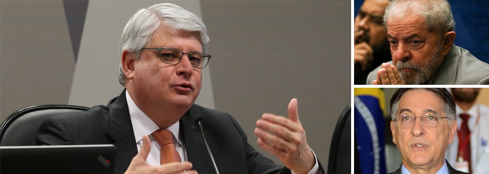 Em artigo sobre os movimentos mais recentes da novela policial brasileira, o jornalista Luis Nassif afirma que o procurador-geral Rodrigo Janot protege o PSDB, em especial o senador Aécio Neves (PSDB-MG), e ironiza a promessa feita por ele na posse de que "pau que bate em Chico também bate em Francisco"; "Afinal, como diz o Procurador Geral da República (PGR) Rodrigo Janot, pau que bate em Lula, bate também em Pimentel. Ops, enganei-me?", diz Nassif (Foto: Ana Pupulin) Em artigo sobre os movimentos mais recentes da novela policial brasileira, o jornalista Luis Nassif afirma que o procurador-geral Rodrigo Janot protege o PSDB, em especial o senador Aécio Neves (PSDB-MG), e ironiza a promessa feita por ele na posse de que "pau que bate em Chico também bate em Francisco"; "Afinal, como diz o Procurador Geral da República (PGR) Rodrigo Janot, pau que bate em Lula, bate também em Pimentel. Ops, enganei-me?", diz Nassif