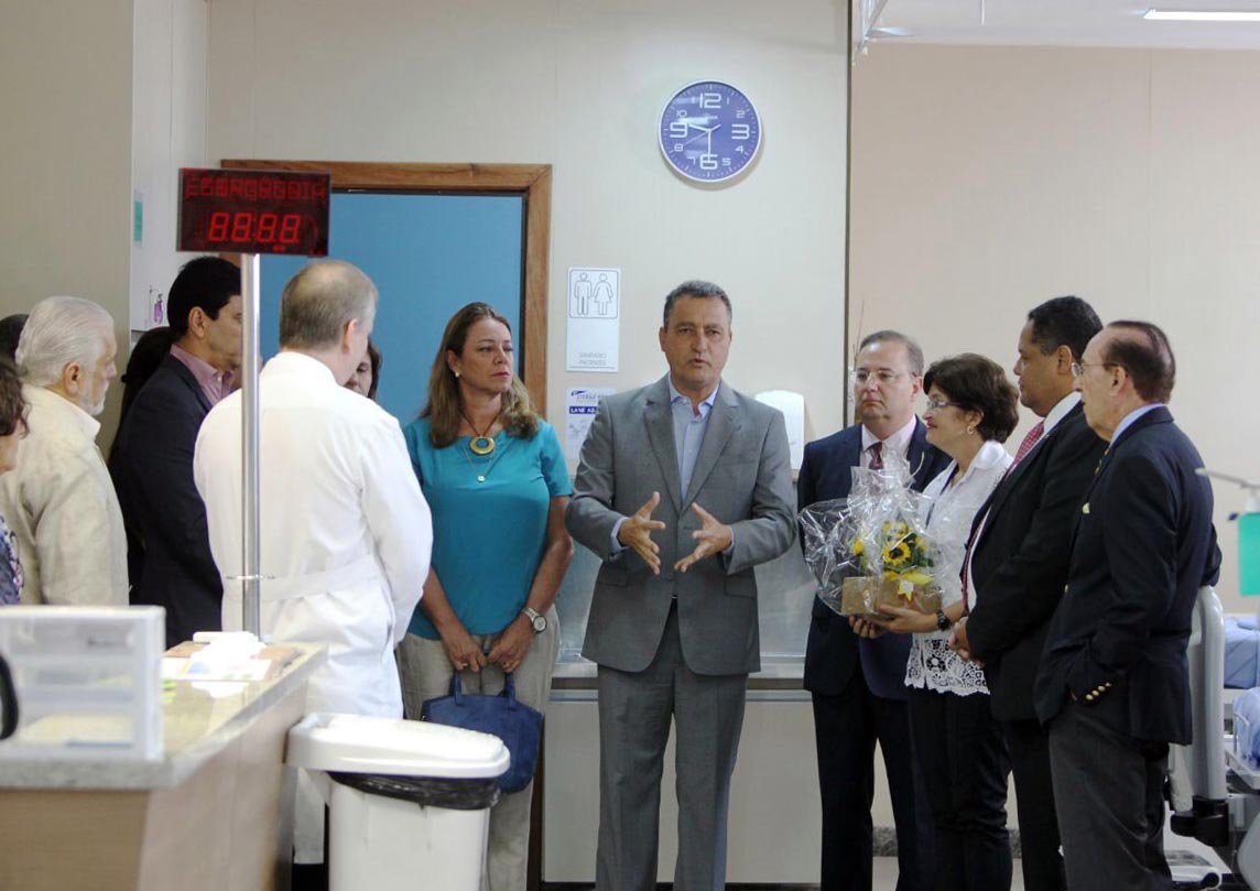 Com investimento de R$ 2,5 milhões, em recursos próprios, o governo do Estado inaugurou nesta segunda-feira uma nova Unidade de Terapia Intensiva (UTI), com mais 10 leitos, no Hospital Santo Antônio, das Obras Sociais Irmã Dulce, em Salvador; o governador Rui Costa afirmou que as condições para cirurgias de alta complexidade na Bahia estão sendo ampliadas; "Juntamente com as entregas de novos leitos de UTI no estado, estamos iniciando um programa audacioso de cirurgias eletivas, com a meta, para algumas cirurgias, de conseguirmos zerar a fila de espera, em um prazo de 12 meses", disse Rui (Foto: Romulo Faro) Com investimento de R$ 2,5 milhões, em recursos próprios, o governo do Estado inaugurou nesta segunda-feira uma nova Unidade de Terapia Intensiva (UTI), com mais 10 leitos, no Hospital Santo Antônio, das Obras Sociais Irmã Dulce, em Salvador; o governador Rui Costa afirmou que as condições para cirurgias de alta complexidade na Bahia estão sendo ampliadas; "Juntamente com as entregas de novos leitos de UTI no estado, estamos iniciando um programa audacioso de cirurgias eletivas, com a meta, para algumas cirurgias, de conseguirmos zerar a fila de espera, em um prazo de 12 meses", disse Rui