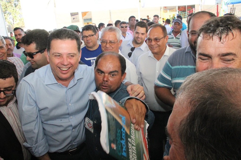De 2015 até início de julho de 2016, governador Marconi Perillo esteve em 100 municípios goianos, em 162 visitas para inauguração de obras e entrega de benefícios; neste ano, Marconi já esteve em 37 cidades, em 57 agendas; em Trindade cumpriu agenda cinco vezes. Lá, entregou benefícios e participou das celebrações da Festa do Divino Pai Eterno; governador também mantém agenda semanal de compromissos em Brasília e já teve audiências com todos os ministros do presidente interino Michel Temer (Foto: José Barbacena) De 2015 até início de julho de 2016, governador Marconi Perillo esteve em 100 municípios goianos, em 162 visitas para inauguração de obras e entrega de benefícios; neste ano, Marconi já esteve em 37 cidades, em 57 agendas; em Trindade cumpriu agenda cinco vezes. Lá, entregou benefícios e participou das celebrações da Festa do Divino Pai Eterno; governador também mantém agenda semanal de compromissos em Brasília e já teve audiências com todos os ministros do presidente interino Michel Temer