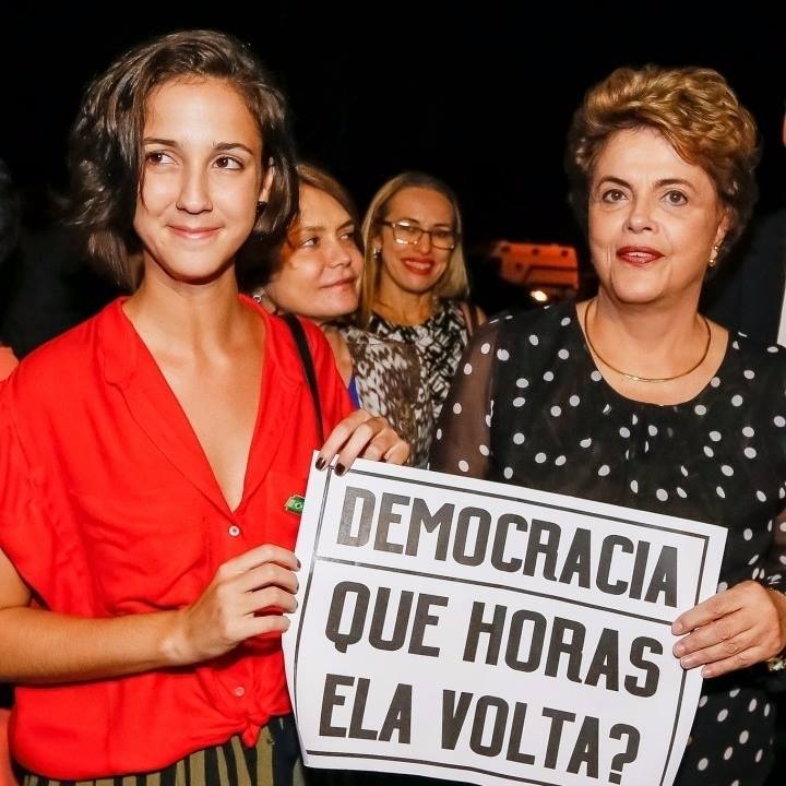 A sociedade agora percebe o retrocesso representado por Temer que favorece corruptos e adota uma agenda contrária aos interesses nacionais. Neste cenário, a volta de Dilma torna-se cada vez mais possível. O povo brasileiro não merece essa corja. Que horas ela volta? Espero que logo (Foto: Daniel Almeida) A sociedade agora percebe o retrocesso representado por Temer que favorece corruptos e adota uma agenda contrária aos interesses nacionais. Neste cenário, a volta de Dilma torna-se cada vez mais possível. O povo brasileiro não merece essa corja. Que horas ela volta? Espero que logo