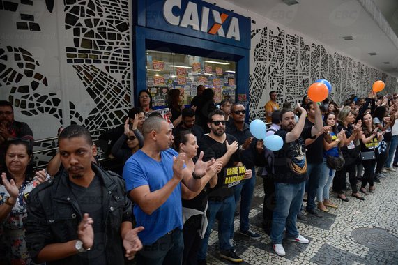 Sempre não querem nada, os pobres banqueiros. Menos impostos, regras mais duras para recuperar o empréstimo inadimplente, e a prática de viver acima das regras de todo e qualquer cidadão. Vale dizer, desejam o mesmo que sair da área econômica para entrar na área criminal, porque medidas mais duras equivalem a tomar tudo de quem deve até a vida (Foto: Urariano Mota) Sempre não querem nada, os pobres banqueiros. Menos impostos, regras mais duras para recuperar o empréstimo inadimplente, e a prática de viver acima das regras de todo e qualquer cidadão. Vale dizer, desejam o mesmo que sair da área econômica para entrar na área criminal, porque medidas mais duras equivalem a tomar tudo de quem deve até a vida