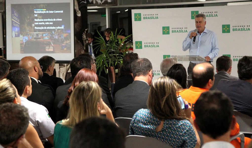 O governador Rodrigo Rollemberg se reuniu com gestores de órgãos do Executivo para apresentar um balanço das realizações do governo e reafirmar sua confiança no trabalho de enfrentamento à crise financeira que o País e o DF atravessam; as medidas adotadas, conforme destacou, evitaram o atraso ou parcelamento dos salários, expedientes usados por estados como Rio de Janeiro, Minas Gerais e Rio Grande do Sul; “O equilíbrio fiscal hoje é uma condição fundamental para que o Estado possa cumprir o seu papel de promover o desenvolvimento, reduzir as desigualdades sociais e gerar empregos”, disse (Foto: Leonardo Lucena) O governador Rodrigo Rollemberg se reuniu com gestores de órgãos do Executivo para apresentar um balanço das realizações do governo e reafirmar sua confiança no trabalho de enfrentamento à crise financeira que o País e o DF atravessam; as medidas adotadas, conforme destacou, evitaram o atraso ou parcelamento dos salários, expedientes usados por estados como Rio de Janeiro, Minas Gerais e Rio Grande do Sul; “O equilíbrio fiscal hoje é uma condição fundamental para que o Estado possa cumprir o seu papel de promover o desenvolvimento, reduzir as desigualdades sociais e gerar empregos”, disse