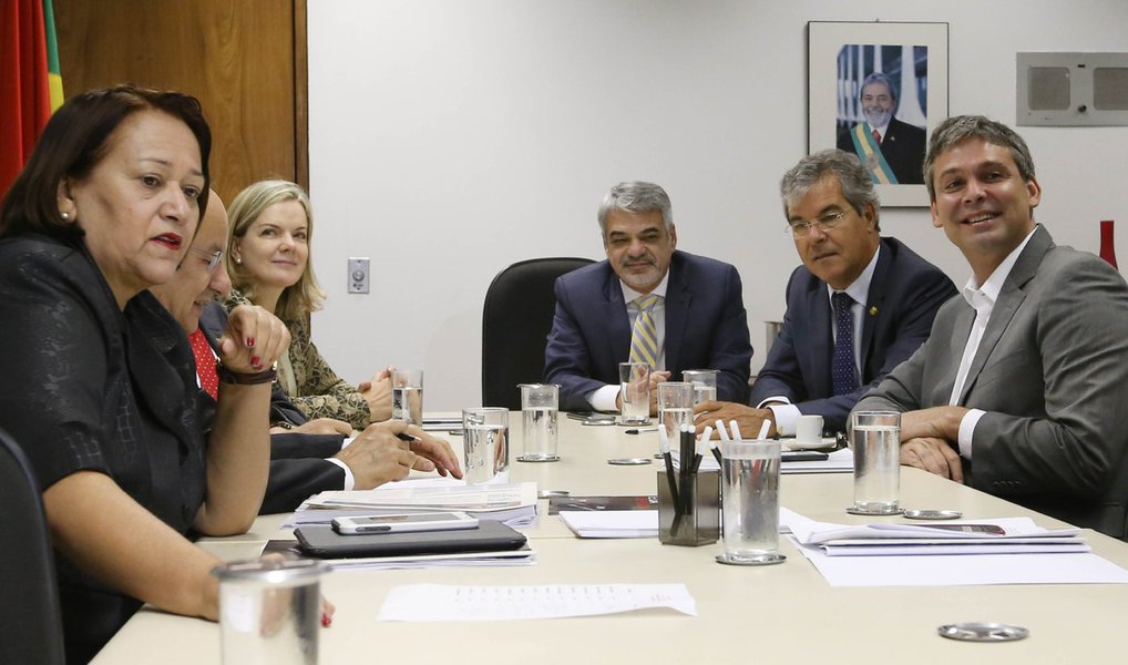 A bancada do PT no Senado divulgou nesta quinta-feira, 23, um nota de apoio à senadora Gleisi Hoffmann (PT-PR) por conta da prisão do ex-ministro Paulo Bernardo, seu marido, no âmbito da operação Custo Brasil, da Polícia Federal; "A bancada estranha que tal prisão tenha ocorrido no momento em que a Nação toma conhecimento de fatos gravíssimos de corrupção que atingem diretamente o governo provisório, o qual se instalou justamente para tentar paralisar as investigações da Lava Jato", criticam os senadores (Foto: Aquiles Lins) A bancada do PT no Senado divulgou nesta quinta-feira, 23, um nota de apoio à senadora Gleisi Hoffmann (PT-PR) por conta da prisão do ex-ministro Paulo Bernardo, seu marido, no âmbito da operação Custo Brasil, da Polícia Federal; "A bancada estranha que tal prisão tenha ocorrido no momento em que a Nação toma conhecimento de fatos gravíssimos de corrupção que atingem diretamente o governo provisório, o qual se instalou justamente para tentar paralisar as investigações da Lava Jato", criticam os senadores