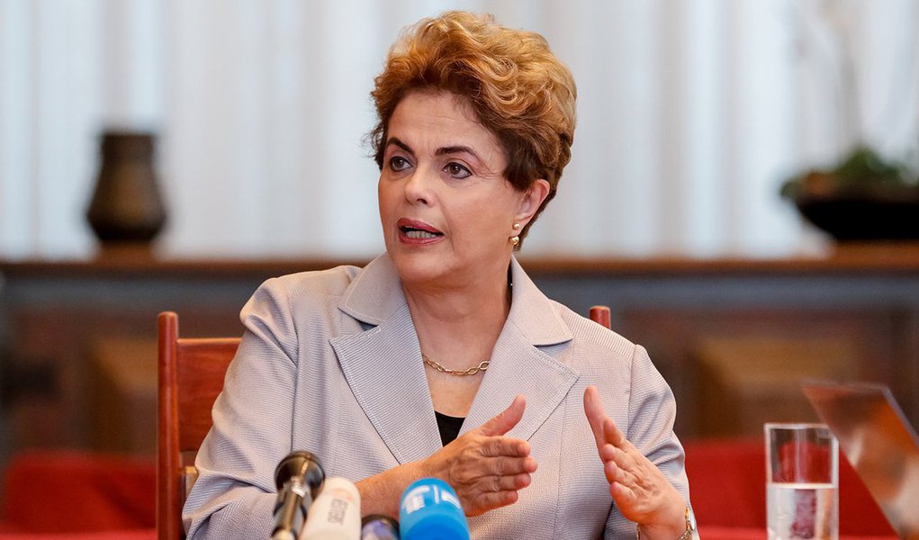 Em entrevista a Antonia Pellegrino, do Mídia Ninja, a presidente eleita Dilma Rousseff definiu como sua "maior prioridade neste momento" a defesa da democracia contra o golpe que está em curso e acredita que a agenda da esquerda e das forças democráticas brasileiras deva ir na mesma linha; ela disse ser "inegável que proliferaram argumentos e comportamentos misóginos ao longo de todo esse processo de impeachment", inclusive na imprensa, que apontava seu "desequilíbrio" e tratava "de forma pouco crítica adesivos e panfletos machistas"; "Nossas sociedades somente serão mais justas se incorporarem a igualdade de gênero como um valor inquestionável", afirma (Foto: Gisele Federicce) Em entrevista a Antonia Pellegrino, do Mídia Ninja, a presidente eleita Dilma Rousseff definiu como sua "maior prioridade neste momento" a defesa da democracia contra o golpe que está em curso e acredita que a agenda da esquerda e das forças democráticas brasileiras deva ir na mesma linha; ela disse ser "inegável que proliferaram argumentos e comportamentos misóginos ao longo de todo esse processo de impeachment", inclusive na imprensa, que apontava seu "desequilíbrio" e tratava "de forma pouco crítica adesivos e panfletos machistas"; "Nossas sociedades somente serão mais justas se incorporarem a igualdade de gênero como um valor inquestionável", afirma