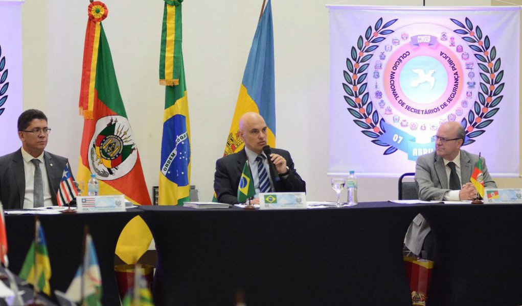 Com o objetivo de elencar prioridades, o Colégio Nacional de Secretários de Segurança Pública (Consesp) elaborou um documento que sintetiza as principais reivindicações dos estados; a Carta de Gramado é o resultado das deliberações da 63ª Reunião Ordinária do Consesp; o encontro, que teve a participação do ministro da Justiça e Cidadania, Alexandre de Moraes, ocorreu em Gramado; entre os itens enumerados estpa legislação penal: urgência no exame de alterações da legislação penal, processual penal e na Lei de Execução Penal, nos termos da Carta de Florianópolis (Foto: Leonardo Lucena) Com o objetivo de elencar prioridades, o Colégio Nacional de Secretários de Segurança Pública (Consesp) elaborou um documento que sintetiza as principais reivindicações dos estados; a Carta de Gramado é o resultado das deliberações da 63ª Reunião Ordinária do Consesp; o encontro, que teve a participação do ministro da Justiça e Cidadania, Alexandre de Moraes, ocorreu em Gramado; entre os itens enumerados estpa legislação penal: urgência no exame de alterações da legislação penal, processual penal e na Lei de Execução Penal, nos termos da Carta de Florianópolis