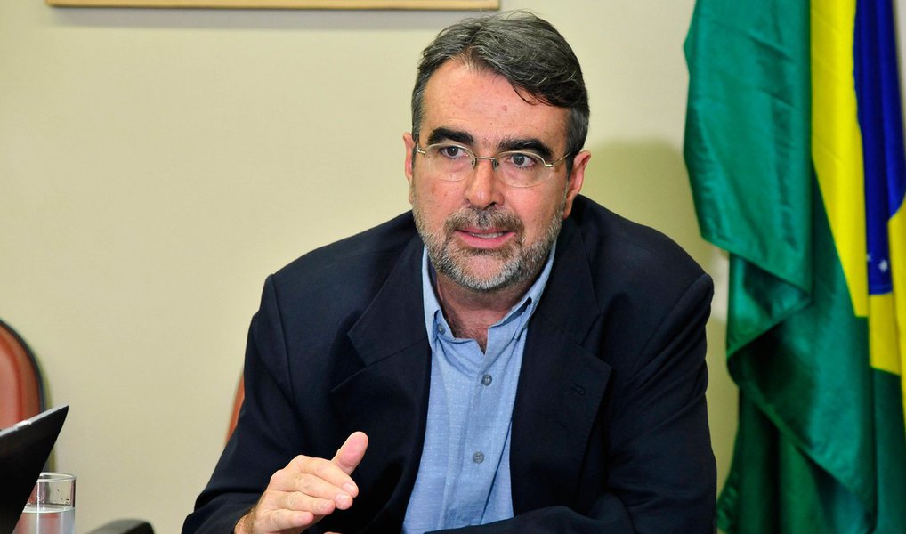 O deputado federal Henrique Fontana (PT/RS) afirmou nesta quinta (7) que Eduardo Cunha "continua jogando muito forte na política nacional, mesmo entrando para a história como o mais corrupto e pior presidente que o parlamento brasileiro já teve"; “A renúncia dele é a comprovação da ilegitimidade e da ilegalidade do processo de impeachment que na verdade foi um golpe parlamentar constituído por esta maioria que se articula em torno de Temer e Cunha”, disse; segundo o petista, Michel Temer e Cunha são sócios; Fontana disse ainda que Temer tem promovido nomeações em cargos de governo para facilitar o mandato de Cunha (Foto: Valter Lima) O deputado federal Henrique Fontana (PT/RS) afirmou nesta quinta (7) que Eduardo Cunha "continua jogando muito forte na política nacional, mesmo entrando para a história como o mais corrupto e pior presidente que o parlamento brasileiro já teve"; “A renúncia dele é a comprovação da ilegitimidade e da ilegalidade do processo de impeachment que na verdade foi um golpe parlamentar constituído por esta maioria que se articula em torno de Temer e Cunha”, disse; segundo o petista, Michel Temer e Cunha são sócios; Fontana disse ainda que Temer tem promovido nomeações em cargos de governo para facilitar o mandato de Cunha