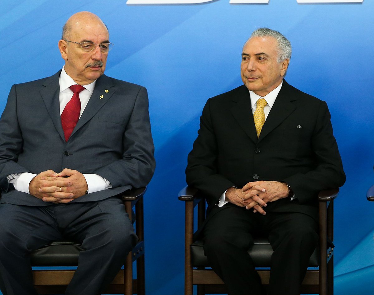 Governo interino deve lançar nos próximos dias o Criança Feliz, destinado a atender todos os filhos de beneficiários do Bolsa Família com idade até três anos; programa social terá um custo de R$ 2 bilhões por ano e pretende contratar cerca de 80 mil pessoas com ensino médio para fazer o atendimento presencial aos beneficiários; além do atendimento às crianças, o programa pretende acompanhar gestantes; "Vamos focar o desenvolvimento das habilidades e competências nos primeiros anos de vida para que essas crianças tenham um futuro melhor", disse o ministro do Desenvolvimento Social, Osmar Terra (Foto: Aquiles Lins) Governo interino deve lançar nos próximos dias o Criança Feliz, destinado a atender todos os filhos de beneficiários do Bolsa Família com idade até três anos; programa social terá um custo de R$ 2 bilhões por ano e pretende contratar cerca de 80 mil pessoas com ensino médio para fazer o atendimento presencial aos beneficiários; além do atendimento às crianças, o programa pretende acompanhar gestantes; "Vamos focar o desenvolvimento das habilidades e competências nos primeiros anos de vida para que essas crianças tenham um futuro melhor", disse o ministro do Desenvolvimento Social, Osmar Terra