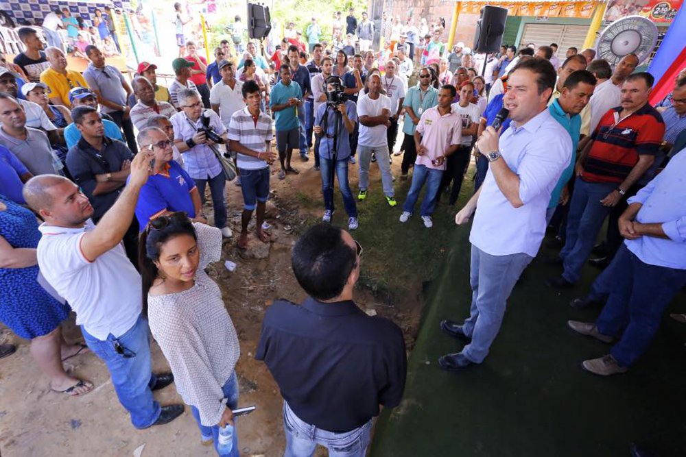 Às vésperas do início da campanha eleitoral, o governador Renan Filho (PMDB) declarou que vai se empenhar, pessoalmente, para preparar o retorno de Cícero Almeida (PMDB) à prefeitura de Maceió; em mais uma assinatura de ordem de serviço para melhorias em uma grota da capital, o governador voltou a criticar a gestão do prefeito Rui Palmeira (PSDB), ao dizer que as grotas da capital estão abandonadas pelo poder público, sem receber qualquer investimento há anos; "Cícero Almeida foi um grande prefeito de Maceió e todos reconhecem isto. Está na cabeceira de todas as pesquisas que dispomos atualmente. Ele lidera porque tem forte apelo e apoio populares e quem tem esse apoio do povo tem facilidade para conquistar a colaboração dos partidos", disse Renan (Foto: Leonardo Lucena) Às vésperas do início da campanha eleitoral, o governador Renan Filho (PMDB) declarou que vai se empenhar, pessoalmente, para preparar o retorno de Cícero Almeida (PMDB) à prefeitura de Maceió; em mais uma assinatura de ordem de serviço para melhorias em uma grota da capital, o governador voltou a criticar a gestão do prefeito Rui Palmeira (PSDB), ao dizer que as grotas da capital estão abandonadas pelo poder público, sem receber qualquer investimento há anos; "Cícero Almeida foi um grande prefeito de Maceió e todos reconhecem isto. Está na cabeceira de todas as pesquisas que dispomos atualmente. Ele lidera porque tem forte apelo e apoio populares e quem tem esse apoio do povo tem facilidade para conquistar a colaboração dos partidos", disse Renan