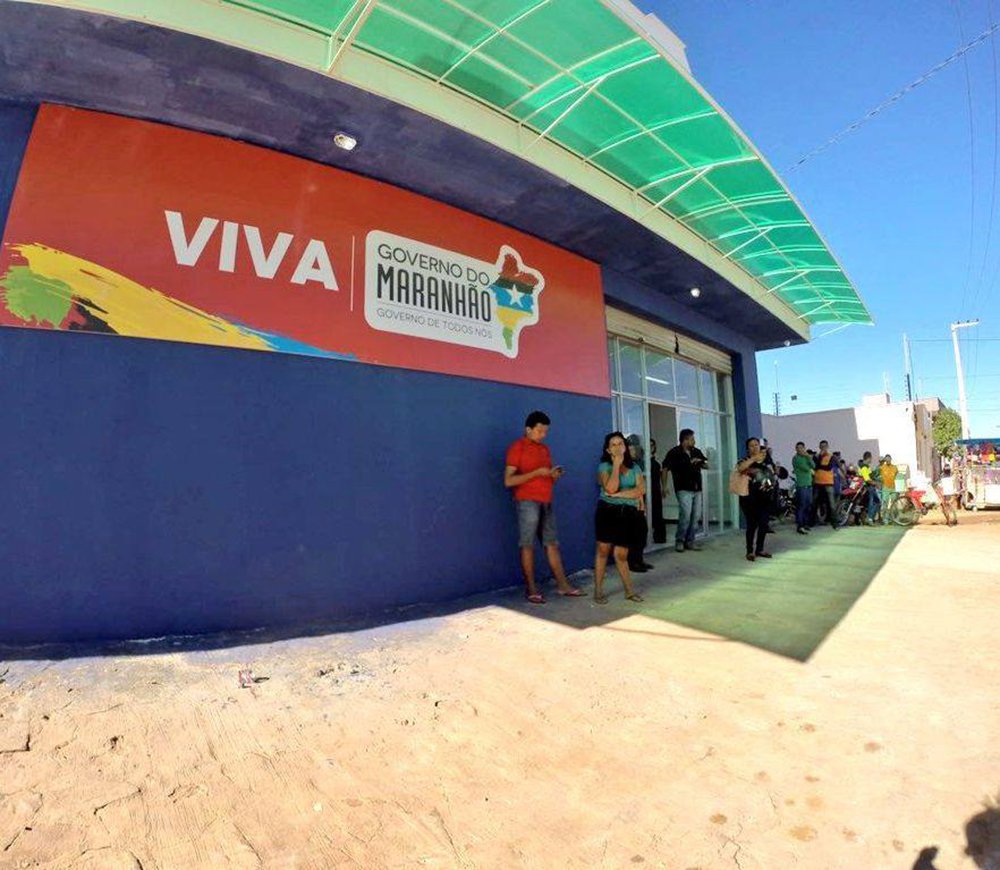 Uma nova unidade do Viva e sete quilômetros de asfalto foram entregues à população de Barra do Corda pelo governador Flávio Dino; de acordo com o diretor geral do Viva e presidente do Procon/MA, Duarte Júnior, documentos que antes demoravam 15 dias para ficarem prontos, serão entregues no mesmo dia; a unidade tem capacidade para mais de 500 atendimentos diários, com 10 postos de serviços e 13 guichês; o atendimento é de segunda a sexta, de 8h às 12h; sobre o 'Mais Asfalto, Flávio Dino explicou que o programa beneficiará 130 municípios com mais de 800 quilômetros"; "Também registramos mais de mil quilômetros em rodovias feitas por todo o Maranhão" (Foto: Leonardo Lucena) Uma nova unidade do Viva e sete quilômetros de asfalto foram entregues à população de Barra do Corda pelo governador Flávio Dino; de acordo com o diretor geral do Viva e presidente do Procon/MA, Duarte Júnior, documentos que antes demoravam 15 dias para ficarem prontos, serão entregues no mesmo dia; a unidade tem capacidade para mais de 500 atendimentos diários, com 10 postos de serviços e 13 guichês; o atendimento é de segunda a sexta, de 8h às 12h; sobre o 'Mais Asfalto, Flávio Dino explicou que o programa beneficiará 130 municípios com mais de 800 quilômetros"; "Também registramos mais de mil quilômetros em rodovias feitas por todo o Maranhão"