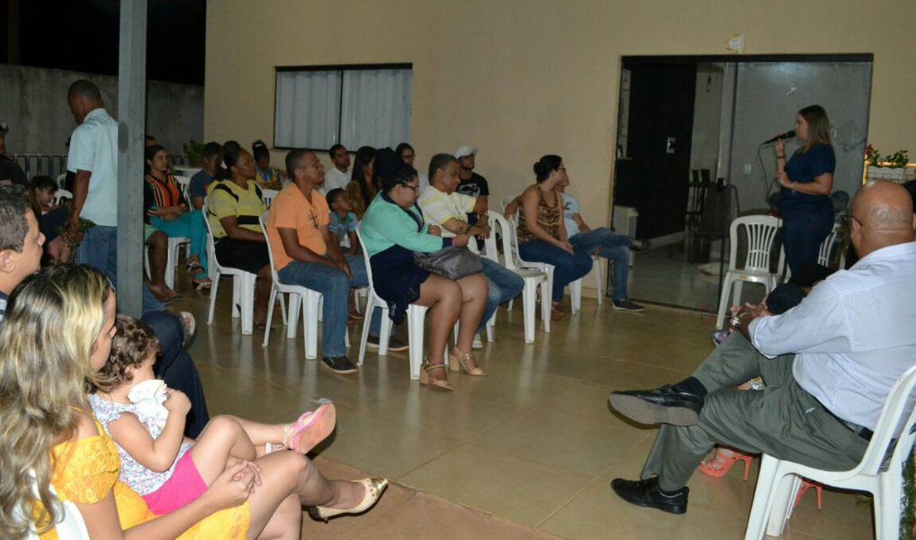 Pré-candidata à Prefeitura de Palmas, a vice-governadora Cláudia Lelis (PV) se reuniu nessa quinta-feira (23) com moradores da 606 Norte; no evento, Cláudia criticou a postura do atual gestor que só agora, no final da gestão, promete entregar obras essenciais à população; "Depois de três anos e meio de gestão, vem agora dizer que vai construir sete creches. Isso é manobra para enganar a população", disse; a pevista falou ainda que a ampliação do número de creches deveria ter sido uma prioridade da atual gestão, uma vez que a cidade possui um déficit de vagas que chega a 5 mil crianças que precisam de creches em Palmas (Foto: Leonardo Lucena) Pré-candidata à Prefeitura de Palmas, a vice-governadora Cláudia Lelis (PV) se reuniu nessa quinta-feira (23) com moradores da 606 Norte; no evento, Cláudia criticou a postura do atual gestor que só agora, no final da gestão, promete entregar obras essenciais à população; "Depois de três anos e meio de gestão, vem agora dizer que vai construir sete creches. Isso é manobra para enganar a população", disse; a pevista falou ainda que a ampliação do número de creches deveria ter sido uma prioridade da atual gestão, uma vez que a cidade possui um déficit de vagas que chega a 5 mil crianças que precisam de creches em Palmas