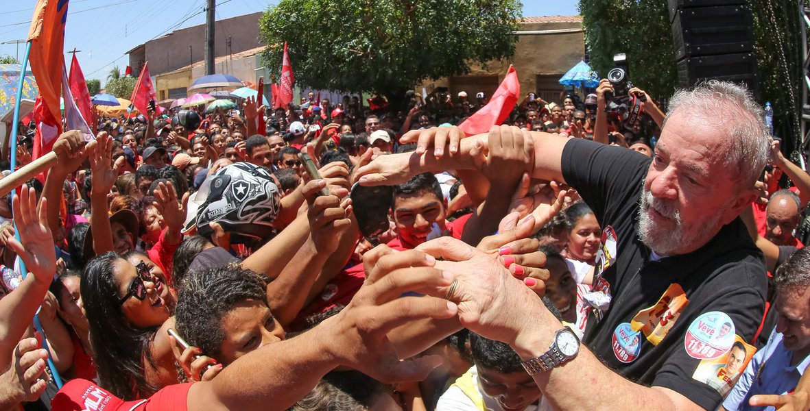 Em novo artigo, a colunista Tereza Cruvinel aponta a desproporcionalidade entre os ganhos atribuídos ao ex-presidente Lula, suposto chefe do maior esquema de corrupção da história, e os valores devolvidos por personagens de segundo escalão; ela condena, ainda, a tentativa de destruição de seu governo; "Lula não chegou ao governo para nada, a não ser para montar um esquema de corrupção. Seu governo e sua atuação são reduzidos unicamente à criação e gerenciamento do petrolão, para garantir a governabilidade corrompida e o próprio enriquecimento. Política econômica, política externa, políticas sociais, distribuição de renda, redução da pobreza, fortalecimento das empresas nacionais, tudo isso foi miragem. Só existiu o petrolão", ironiza Tereza (Foto: Tereza Cruvinel) Em novo artigo, a colunista Tereza Cruvinel aponta a desproporcionalidade entre os ganhos atribuídos ao ex-presidente Lula, suposto chefe do maior esquema de corrupção da história, e os valores devolvidos por personagens de segundo escalão; ela condena, ainda, a tentativa de destruição de seu governo; "Lula não chegou ao governo para nada, a não ser para montar um esquema de corrupção. Seu governo e sua atuação são reduzidos unicamente à criação e gerenciamento do petrolão, para garantir a governabilidade corrompida e o próprio enriquecimento. Política econômica, política externa, políticas sociais, distribuição de renda, redução da pobreza, fortalecimento das empresas nacionais, tudo isso foi miragem. Só existiu o petrolão", ironiza Tereza