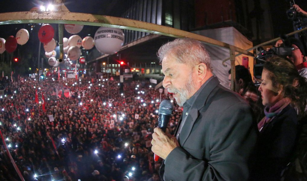 Ex-presidente Luiz Inácio Lula da Silva fará uma viagem de três dias aos Estados de Pernambuco e Bahia a partir da próxima segunda-feira (11) com o objetivo de denunciar o golpe contra a presidente eleita Dilma Rousseff; agenda prevê encontro com lideranças sindicais, sociais e políticas em diversos municípios do interior e da capital pernambucana; agenda será finalizada na quarta-feira (13), com um ato organizado pela Frente Brasil Popular no Pátio de São Pedro, no Recif (Foto: Paulo Emílio) Ex-presidente Luiz Inácio Lula da Silva fará uma viagem de três dias aos Estados de Pernambuco e Bahia a partir da próxima segunda-feira (11) com o objetivo de denunciar o golpe contra a presidente eleita Dilma Rousseff; agenda prevê encontro com lideranças sindicais, sociais e políticas em diversos municípios do interior e da capital pernambucana; agenda será finalizada na quarta-feira (13), com um ato organizado pela Frente Brasil Popular no Pátio de São Pedro, no Recif