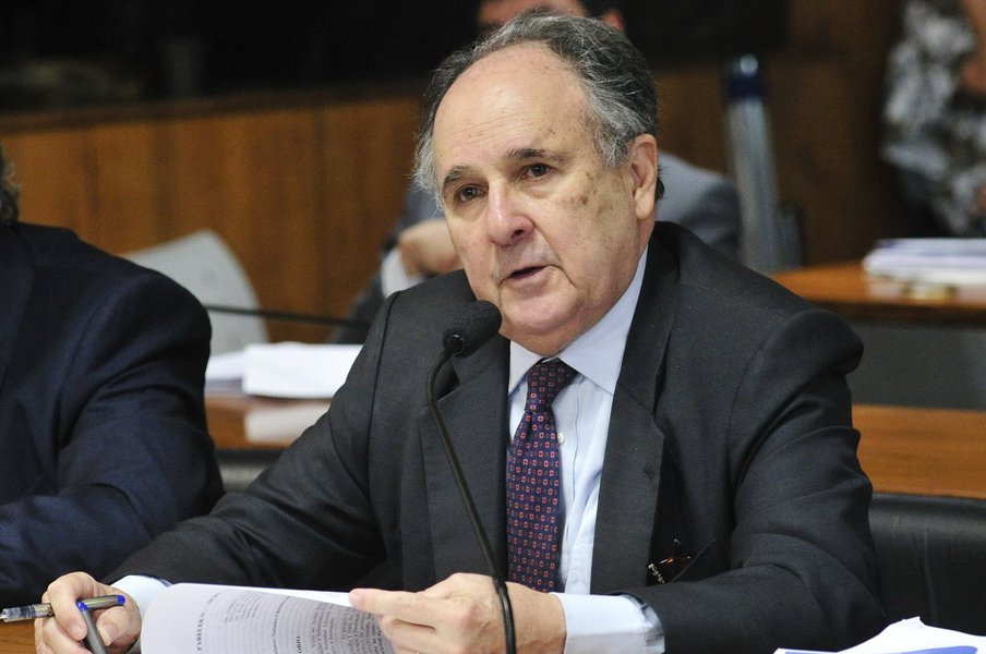 Jornalista Fernando Brito, do Tijolaço, questiona em que o senador "difere, em seus atos, de um Magno Malta ou de um Jair Agripino Maia, seus parceiros de golpismo e de sabujismo a Temer?"; "Li uma breve manifestação do senhor Cristovam Buarque sobre a reforma educacional proposta pelo Governo Temer. Ele elogia a volta da divisão escolar, lembrando do 'clássico' e do 'científico' que existiram até os anos 60. Só um energúmeno pode fazer algo assim, sobretudo quando viveu aqueles tempos", critica Brito (Foto: Gisele Federicce) Jornalista Fernando Brito, do Tijolaço, questiona em que o senador "difere, em seus atos, de um Magno Malta ou de um Jair Agripino Maia, seus parceiros de golpismo e de sabujismo a Temer?"; "Li uma breve manifestação do senhor Cristovam Buarque sobre a reforma educacional proposta pelo Governo Temer. Ele elogia a volta da divisão escolar, lembrando do 'clássico' e do 'científico' que existiram até os anos 60. Só um energúmeno pode fazer algo assim, sobretudo quando viveu aqueles tempos", critica Brito