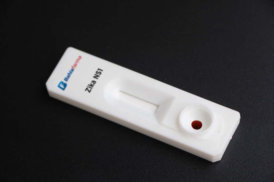 A Bahiafarma, laboratório público do Estado da Bahia, obteve nesta segunda-feira o registro da Agência Nacional de Vigilância Sanitária para produção e distribuição do teste rápido de detecção de Zika vírus, por meio da identificação do antígeno NS1 na corrente sanguínea; 'trata-se de um dispositivo capaz de realizar o diagnóstico da doença a partir do primeiro dia de infecção, preenchendo uma lacuna não coberta pelos demais exames disponíveis hoje no mercado', diz a Bahiafarma (Foto: Romulo Faro) A Bahiafarma, laboratório público do Estado da Bahia, obteve nesta segunda-feira o registro da Agência Nacional de Vigilância Sanitária para produção e distribuição do teste rápido de detecção de Zika vírus, por meio da identificação do antígeno NS1 na corrente sanguínea; 'trata-se de um dispositivo capaz de realizar o diagnóstico da doença a partir do primeiro dia de infecção, preenchendo uma lacuna não coberta pelos demais exames disponíveis hoje no mercado', diz a Bahiafarma