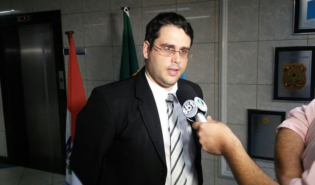 O chefe da Delegacia de Combate ao Crime Organizado da PF em Alagoas, delegado Fábio Maia, revelou que candidatos a vereador e cabos eleitorais das três coligações que estão na disputa do pleito deste ano no município do Pilar, na grande Maceió, estariam fazendo cadastro de eleitores em troca de apoio político; eles ofereciam entre R$ 120 e R$ 150 para efetuar a compra do voto; na Operação, chamada de Pilastra, três equipes da PF estiveram naquela cidade para cumprir 13 mandados de busca e apreensão (Foto: Voney Malta) O chefe da Delegacia de Combate ao Crime Organizado da PF em Alagoas, delegado Fábio Maia, revelou que candidatos a vereador e cabos eleitorais das três coligações que estão na disputa do pleito deste ano no município do Pilar, na grande Maceió, estariam fazendo cadastro de eleitores em troca de apoio político; eles ofereciam entre R$ 120 e R$ 150 para efetuar a compra do voto; na Operação, chamada de Pilastra, três equipes da PF estiveram naquela cidade para cumprir 13 mandados de busca e apreensão