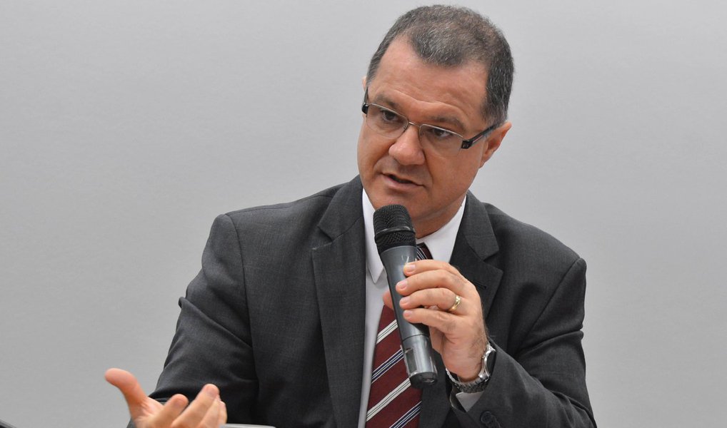 Alvo de mandado de busca e apreensão na operação Custo Brasil nesta manhã, o ex-ministro da Previdência Carlos Gabas negou qualquer relação com as irregularidades investigadas e disse que já acionou sua advogada para ir à PF prestar depoimento sobre o caso; "Não tenho absolutamente nada a ver e quero esclarecer isso", disse; Gabas distacou que o Ministério da Previdência durante a sua gestão não teve nenhum relacionamento com a Consist, empresa acusada de pagar propina em contratos do Ministério do Planejamento; "Eu quero que esclareça, eu quero ir lá prestar depoimento", afirmou (Foto: Aquiles Lins) Alvo de mandado de busca e apreensão na operação Custo Brasil nesta manhã, o ex-ministro da Previdência Carlos Gabas negou qualquer relação com as irregularidades investigadas e disse que já acionou sua advogada para ir à PF prestar depoimento sobre o caso; "Não tenho absolutamente nada a ver e quero esclarecer isso", disse; Gabas distacou que o Ministério da Previdência durante a sua gestão não teve nenhum relacionamento com a Consist, empresa acusada de pagar propina em contratos do Ministério do Planejamento; "Eu quero que esclareça, eu quero ir lá prestar depoimento", afirmou