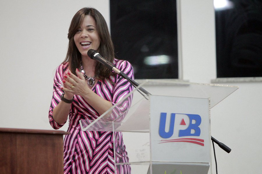 A Bahia elegeu um número de mulheres para prefeituras considerado pequeno para mandatos que iniciarão em 1º de janeiro de 2017; a maior parte do eleitorado do estado é composto por mulheres, mas poucas continuam tendo protagonismo na vida política, e consequentemente, nos rumos da sociedade; nas eleições do último dia 2 foram eleitas apenas 56 prefeitas no total das 417 cidades baianas; número representa 13% do total de gestores; primeira presidente mulher da União dos Municípios da Bahia, a prefeita de Cardeal da Silva, Maria Quitéria (foto), diz que o conservadorismo da sociedade e a falta de vontade dos partidos políticos são as principais causas da baixa representatividade feminina no poder público. Quitéria atribui a situação ainda à crise econômica (Foto: Romulo Faro) A Bahia elegeu um número de mulheres para prefeituras considerado pequeno para mandatos que iniciarão em 1º de janeiro de 2017; a maior parte do eleitorado do estado é composto por mulheres, mas poucas continuam tendo protagonismo na vida política, e consequentemente, nos rumos da sociedade; nas eleições do último dia 2 foram eleitas apenas 56 prefeitas no total das 417 cidades baianas; número representa 13% do total de gestores; primeira presidente mulher da União dos Municípios da Bahia, a prefeita de Cardeal da Silva, Maria Quitéria (foto), diz que o conservadorismo da sociedade e a falta de vontade dos partidos políticos são as principais causas da baixa representatividade feminina no poder público. Quitéria atribui a situação ainda à crise econômica