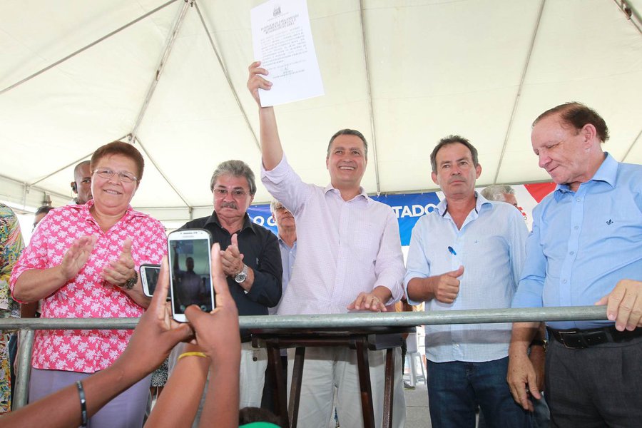 O governador Rui Costa autorizou na manhã desta terça-feira, em Itapicuru, a restauração de 44 quilômetros da BR-349, na divisa entre Bahia e Sergipe; "Resolvemos fazer a obra com recursos do governo do Estado para que a população tenha uma estrada decente. Também assumi o compromisso com a cidade de ajudar a prefeitura na construção de uma escola, para que as crianças tenham melhores instalações para estudar", disse Rui; a obra terá investimento de R$ 14,7 milhões (Foto: Romulo Faro) O governador Rui Costa autorizou na manhã desta terça-feira, em Itapicuru, a restauração de 44 quilômetros da BR-349, na divisa entre Bahia e Sergipe; "Resolvemos fazer a obra com recursos do governo do Estado para que a população tenha uma estrada decente. Também assumi o compromisso com a cidade de ajudar a prefeitura na construção de uma escola, para que as crianças tenham melhores instalações para estudar", disse Rui; a obra terá investimento de R$ 14,7 milhões