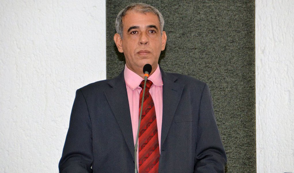 Pré-candidato à prefeitura pelo PT, o deputado estadual José Roberto visitou a quadra 303 norte de Palmas, acompanhado de um dos nomes petistas que pretendem concorrer uma vaga na Câmara de Palmas; segundo o parlamentar, seu nome para disputa pelo executivo municipal surgiu de envolvimentos com movimentos populares, no qual grupos ligados a diversas causas solicitaram a sua pré-candidatura; "Existem problemas na nossa cidade que só representantes populares podem resolver" (Foto: Leonardo Lucena) Pré-candidato à prefeitura pelo PT, o deputado estadual José Roberto visitou a quadra 303 norte de Palmas, acompanhado de um dos nomes petistas que pretendem concorrer uma vaga na Câmara de Palmas; segundo o parlamentar, seu nome para disputa pelo executivo municipal surgiu de envolvimentos com movimentos populares, no qual grupos ligados a diversas causas solicitaram a sua pré-candidatura; "Existem problemas na nossa cidade que só representantes populares podem resolver"