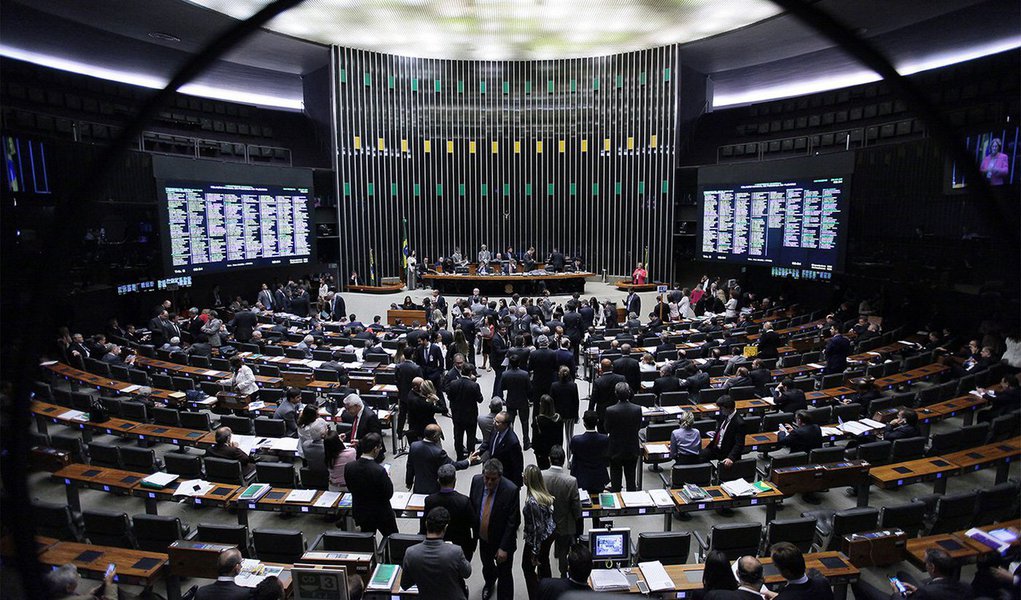 Vou fazer oposição a este governo golpista de Michel Temer até o dia 31 de dezembro de 2018. Não é correto o ataque que eles fizeram à democracia. Tomaram o mandato da presidente Dilma, rasgando a Constituição, mas declaro que, pelo meu país, na próxima segunda-feira vou votar a favor da PEC 241 (Foto: Silvio Costa) Vou fazer oposição a este governo golpista de Michel Temer até o dia 31 de dezembro de 2018. Não é correto o ataque que eles fizeram à democracia. Tomaram o mandato da presidente Dilma, rasgando a Constituição, mas declaro que, pelo meu país, na próxima segunda-feira vou votar a favor da PEC 241
