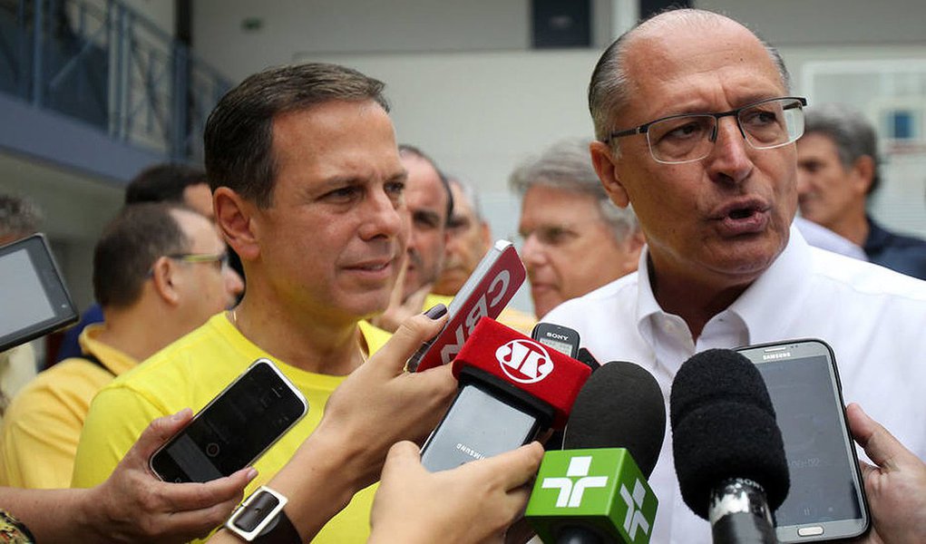 Promotoria reúne elementos para propor uma ação contra a candidatura de João Doria (PSDB) a prefeito de São Paulo sob suspeita de abuso de poder político, segundo a colunista Natuza Nery; o MP investiga se há relação entre a nomeação de um filiado ao PP para a Secretaria de Meio Ambiente do tucano Geraldo Alckmin e o apoio do partido a Doria; “Práticas não se tornam lícitas com o passar do tempo apenas por terem ocorrido reiteradamente”, diz o promotor José Carlos Bonilha; governo Alckmin alega que a escolha de secretários segue “critérios técnicos” (Foto: Roberta Namour) Promotoria reúne elementos para propor uma ação contra a candidatura de João Doria (PSDB) a prefeito de São Paulo sob suspeita de abuso de poder político, segundo a colunista Natuza Nery; o MP investiga se há relação entre a nomeação de um filiado ao PP para a Secretaria de Meio Ambiente do tucano Geraldo Alckmin e o apoio do partido a Doria; “Práticas não se tornam lícitas com o passar do tempo apenas por terem ocorrido reiteradamente”, diz o promotor José Carlos Bonilha; governo Alckmin alega que a escolha de secretários segue “critérios técnicos”