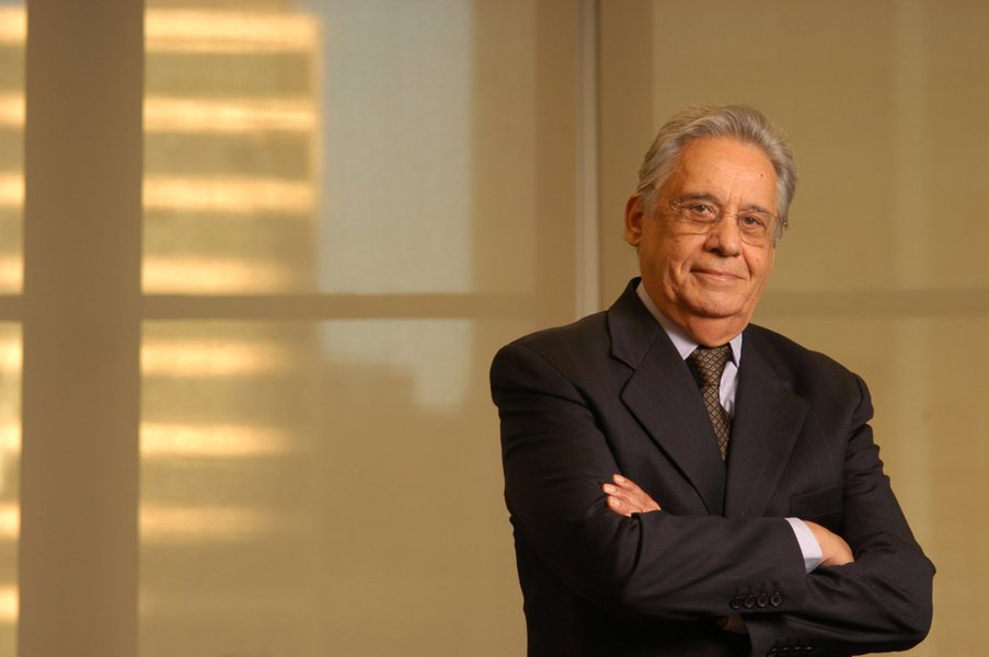 "O PT vai encolher, mas eu não acho bom que acabe. O certo é o partido fazer uma revisão. O maior problema do PT é a ideia de hegemonia, pois torna o partido não democrático", diz o ex-presidente Fernando Henrique Cardoso, em entrevista publicada neste domingo, na qual comentou a possibilidade de prisão do ex-presidente Lula; "É claro que é ruim para o país, você ter alguém que é um líder, ter um momento de tanta angústia. Eu não sou desse estímulo, não gosto de espezinhar", afirmou; FHC também afirmou que a vitória de João Doria não credencia automaticamente Geraldo Alckmin como o nome do PSDB para a presidência da República (Foto: Leonardo Attuch) "O PT vai encolher, mas eu não acho bom que acabe. O certo é o partido fazer uma revisão. O maior problema do PT é a ideia de hegemonia, pois torna o partido não democrático", diz o ex-presidente Fernando Henrique Cardoso, em entrevista publicada neste domingo, na qual comentou a possibilidade de prisão do ex-presidente Lula; "É claro que é ruim para o país, você ter alguém que é um líder, ter um momento de tanta angústia. Eu não sou desse estímulo, não gosto de espezinhar", afirmou; FHC também afirmou que a vitória de João Doria não credencia automaticamente Geraldo Alckmin como o nome do PSDB para a presidência da República