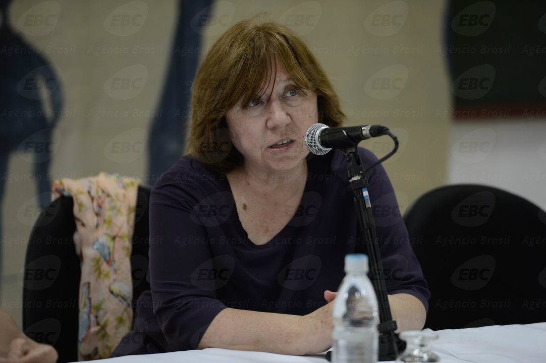 A vencedora do prêmio Nobel de Literatura de 2015, Svetlana Aleksiévitch, da ex-República Soviética Belarus (Bielorrússia), disse viver com uma sensação de desilusão em relação à política de sua região; com uma obra fortemente dedicada a narrar o declínio da União Soviética, através de relatos de pessoas anônimas e proeminentes, ela conta que o homem pós-soviético vive com constante medo e tensão, por conta da maldade, da violência e do terrorismo (Foto: Leonardo Attuch) A vencedora do prêmio Nobel de Literatura de 2015, Svetlana Aleksiévitch, da ex-República Soviética Belarus (Bielorrússia), disse viver com uma sensação de desilusão em relação à política de sua região; com uma obra fortemente dedicada a narrar o declínio da União Soviética, através de relatos de pessoas anônimas e proeminentes, ela conta que o homem pós-soviético vive com constante medo e tensão, por conta da maldade, da violência e do terrorismo