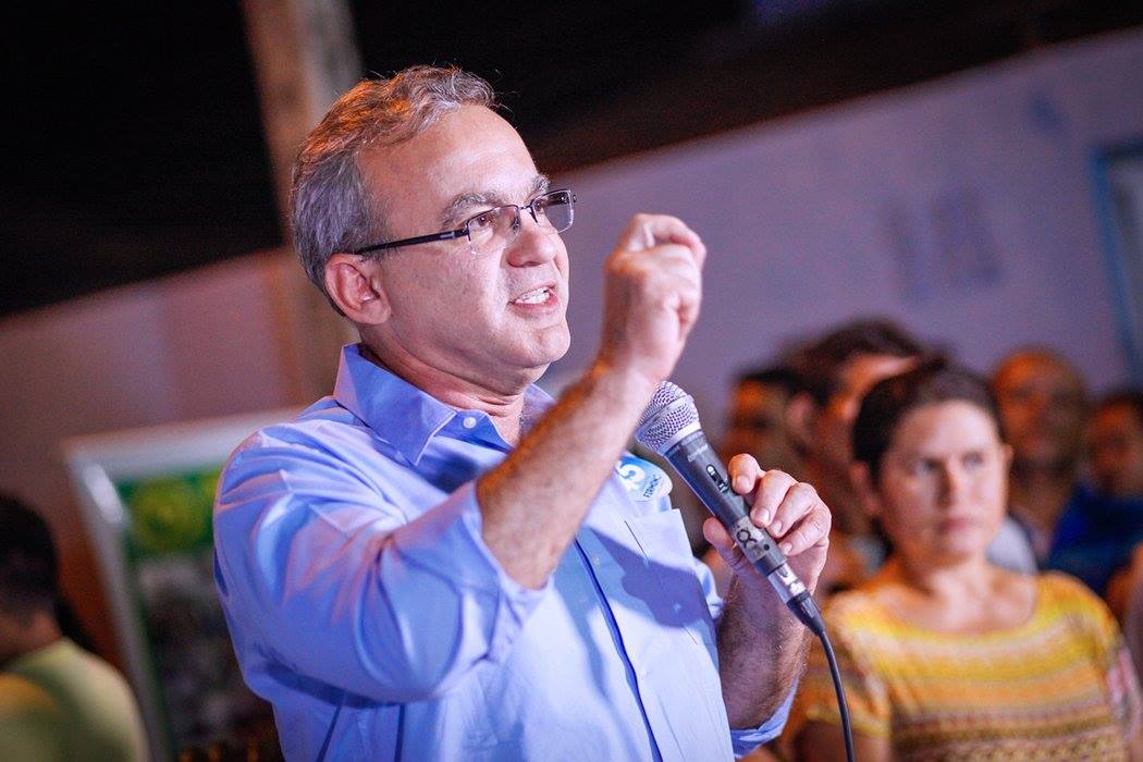 O prefeito de Teresina e candidato à reeleição, Firmino Filho (PSDB), afirmou que pretende implantar câmaras de vigilância e a guarda municipal para melhorar a segurança na capital piauiense; "O Parentão na zona Sul tem um repercussão fantástica porque nós temos um espaço seguro que atrai a comunidade, que atrai as famílias. São mais de 1.500 pessoas todos os dias utilizando um espaço público e seguro. Queremos expandir esses espaços com tecnologia como as câmeras de vigilância, assim como também a nossa guarda municipal que está em processo de implantação", disse; ele reconheceu problemas na saúde e disse que Teresina carrega nas costas demandas do "interior do Piaui, do interior do Maranhão é até de outras regiões, por isso nós continuamos a ter esses estrangulamentos" (Foto: Leonardo Lucena) O prefeito de Teresina e candidato à reeleição, Firmino Filho (PSDB), afirmou que pretende implantar câmaras de vigilância e a guarda municipal para melhorar a segurança na capital piauiense; "O Parentão na zona Sul tem um repercussão fantástica porque nós temos um espaço seguro que atrai a comunidade, que atrai as famílias. São mais de 1.500 pessoas todos os dias utilizando um espaço público e seguro. Queremos expandir esses espaços com tecnologia como as câmeras de vigilância, assim como também a nossa guarda municipal que está em processo de implantação", disse; ele reconheceu problemas na saúde e disse que Teresina carrega nas costas demandas do "interior do Piaui, do interior do Maranhão é até de outras regiões, por isso nós continuamos a ter esses estrangulamentos"