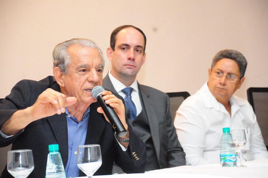 Depois de ver o candidato Vanderlan Cardoso (PSB) diminuir a diferença para 10 pontos na pesquisa Serpes, Iris Rezende (PMDB) apareceu nesta segunda-feira com o discurso de que trabalha para vencer no primeiro turno; há quatro rodadas Iris permanece com 37% das intenções de voto no Serpes; "Eu estou muito preocupado mesmo em vencer as eleições no 1º turno. Estou trabalhando para isso. De dia e de noite. Fazendo carreatas, caminhadas, reuniões" (Foto: José Barbacena) Depois de ver o candidato Vanderlan Cardoso (PSB) diminuir a diferença para 10 pontos na pesquisa Serpes, Iris Rezende (PMDB) apareceu nesta segunda-feira com o discurso de que trabalha para vencer no primeiro turno; há quatro rodadas Iris permanece com 37% das intenções de voto no Serpes; "Eu estou muito preocupado mesmo em vencer as eleições no 1º turno. Estou trabalhando para isso. De dia e de noite. Fazendo carreatas, caminhadas, reuniões"