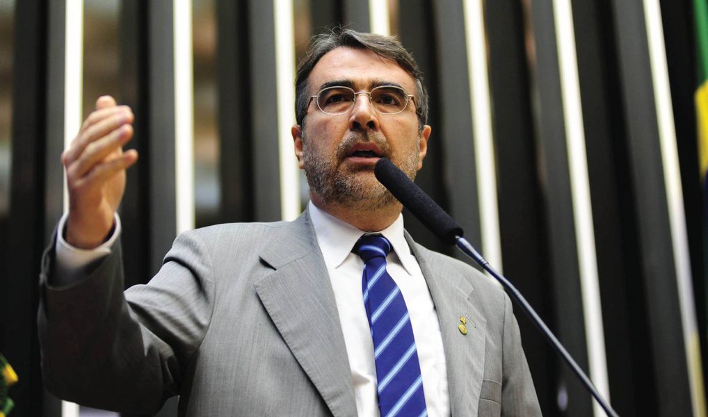 “Tenho convicção que Eduardo Cunha (PMDB) será condenado por muitos crimes que cometeu e pelo seu maior crime que é ter liderado um golpe parlamentar que retirou uma presidente legítima eleita por 54 milhões de votos”, declarou o deputado federal Henrique Fontana (PT-RS); ele disse ainda que o presidente afastado da Câmara e o presidente interino Michel Temer são "sócios e aliados no golpe" que, acredita, "será revertido com a cassação de Cunha em plenário e a reversão da votação do impeachment no Senado" (Foto: Valter Lima) “Tenho convicção que Eduardo Cunha (PMDB) será condenado por muitos crimes que cometeu e pelo seu maior crime que é ter liderado um golpe parlamentar que retirou uma presidente legítima eleita por 54 milhões de votos”, declarou o deputado federal Henrique Fontana (PT-RS); ele disse ainda que o presidente afastado da Câmara e o presidente interino Michel Temer são "sócios e aliados no golpe" que, acredita, "será revertido com a cassação de Cunha em plenário e a reversão da votação do impeachment no Senado"