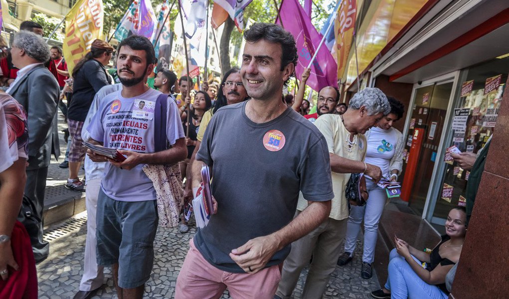 A campanha do candidato à Prefeitura do Rio Marcelo Freixo (PSOL) bateu a marca de R$ 1 milhão arrecadados por meio de doações pela internet, tornando-se a maior arrecadação por financiamento coletivo da história do País; até então, a campanha brasileira de crowdfunding mais bem sucedida havia sido o "Santuário Animal", que juntou R$ 1.006.990,95; Freixo juntou R$ 1.048.780 até às 16h desta quinta, doados por 9.881 pessoas (Foto: Leonardo Lucena) A campanha do candidato à Prefeitura do Rio Marcelo Freixo (PSOL) bateu a marca de R$ 1 milhão arrecadados por meio de doações pela internet, tornando-se a maior arrecadação por financiamento coletivo da história do País; até então, a campanha brasileira de crowdfunding mais bem sucedida havia sido o "Santuário Animal", que juntou R$ 1.006.990,95; Freixo juntou R$ 1.048.780 até às 16h desta quinta, doados por 9.881 pessoas