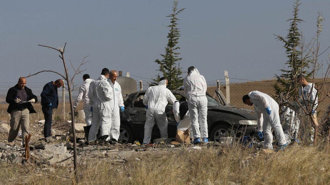 Nove soldados turcos foram mortos e mais de 20 pessoas ficaram feridas neste domingo, quando supostos militantes curdos detonaram um carro-bomba que destruiu um ponto de verificação perto de uma delegacia de polícia no sudeste do país, disseram fontes de segurança; a explosão atingiu a estação de Durak, 20 km (12 milhas) da cidade de Semdinli, em uma parte montanhosa da província de Hakkari, perto da fronteira com o Iraque e Irã, onde militantes do Partido dos Trabalhadores do Curdistão (PKK) estão ativos (Foto: Romulo Faro) Nove soldados turcos foram mortos e mais de 20 pessoas ficaram feridas neste domingo, quando supostos militantes curdos detonaram um carro-bomba que destruiu um ponto de verificação perto de uma delegacia de polícia no sudeste do país, disseram fontes de segurança; a explosão atingiu a estação de Durak, 20 km (12 milhas) da cidade de Semdinli, em uma parte montanhosa da província de Hakkari, perto da fronteira com o Iraque e Irã, onde militantes do Partido dos Trabalhadores do Curdistão (PKK) estão ativos