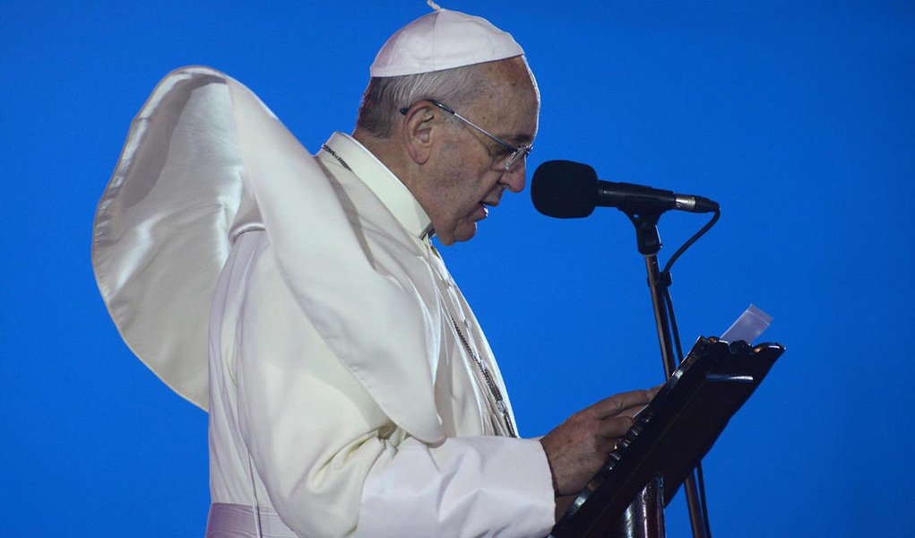 Francisco disse neste domingo (26) que os cristãos e a Igreja Católica Romana devem procurar o perdão de homossexuais pela forma como eles foram tratados; falando a jornalistas a bordo do avião que o levava da Armênia para Roma, ele também disse que a Igreja deve pedir perdão pela forma como tratou as mulheres, por fazer vista grossa ao trabalho infantil e pela “benção a tantas armas” no passado; ele lembrou os ensinamentos da Igreja em que os homossexuais "não devem ser discriminados. Eles devem ser respeitados, acompanhados pastoralmente" (Foto: Realle Palazzo-Martini) Francisco disse neste domingo (26) que os cristãos e a Igreja Católica Romana devem procurar o perdão de homossexuais pela forma como eles foram tratados; falando a jornalistas a bordo do avião que o levava da Armênia para Roma, ele também disse que a Igreja deve pedir perdão pela forma como tratou as mulheres, por fazer vista grossa ao trabalho infantil e pela “benção a tantas armas” no passado; ele lembrou os ensinamentos da Igreja em que os homossexuais "não devem ser discriminados. Eles devem ser respeitados, acompanhados pastoralmente"