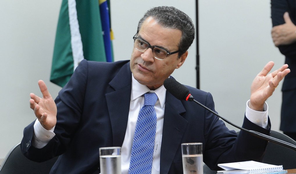 A Operação Lava Jato encontrou uma conta na Suíça do ex-ministro da Turismo Henrique Eduardo Alves (PMDB-RR); os investigadores já encontraram um extrato da conta bancária da qual ele é beneficiário e suspeitam que ela era usada para recebimento de propina no exterior; ao tomar conhecimento do fato, ele comunicou ao Palácio do Planalto e decidiu sair do ministério; ontem, ele deixou o governo interino de Michel Temer (PMDB) (Foto: Valter Lima) A Operação Lava Jato encontrou uma conta na Suíça do ex-ministro da Turismo Henrique Eduardo Alves (PMDB-RR); os investigadores já encontraram um extrato da conta bancária da qual ele é beneficiário e suspeitam que ela era usada para recebimento de propina no exterior; ao tomar conhecimento do fato, ele comunicou ao Palácio do Planalto e decidiu sair do ministério; ontem, ele deixou o governo interino de Michel Temer (PMDB)