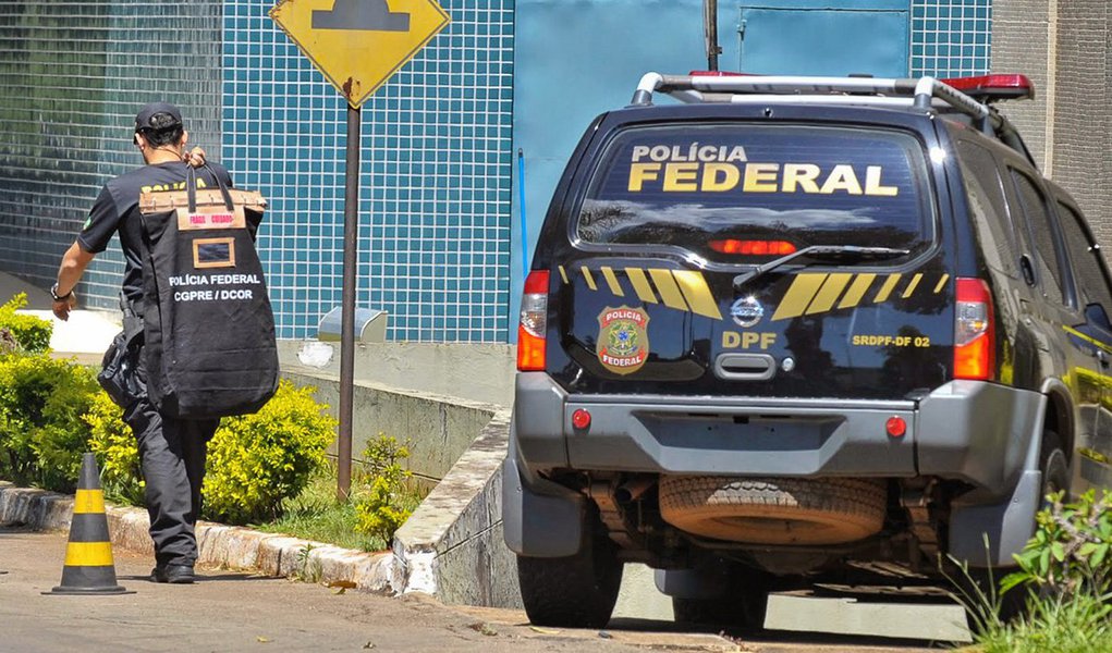 A Polícia Federal em Pernambuco deflagrou a Operação Black List para apurar fraudes em licitações na compra de medicamentos envolvendo a prefeitura de Camaragibe, Região Metropolitana do Recife; estão sendo cumpridos 21 mandados de busca e apreensão cumpridos nas cidades de Camaragibe, Recife e Carpina; casa do prefeito de Camaragibe, Jorge Alexandre Soares da Silva (PSDB), está entre os imóveis visitados pela polícia; estima-se que o desvio e as fraudes tenham movimentado cerca de R$ 100 milhões (Foto: Paulo Emílio) A Polícia Federal em Pernambuco deflagrou a Operação Black List para apurar fraudes em licitações na compra de medicamentos envolvendo a prefeitura de Camaragibe, Região Metropolitana do Recife; estão sendo cumpridos 21 mandados de busca e apreensão cumpridos nas cidades de Camaragibe, Recife e Carpina; casa do prefeito de Camaragibe, Jorge Alexandre Soares da Silva (PSDB), está entre os imóveis visitados pela polícia; estima-se que o desvio e as fraudes tenham movimentado cerca de R$ 100 milhões