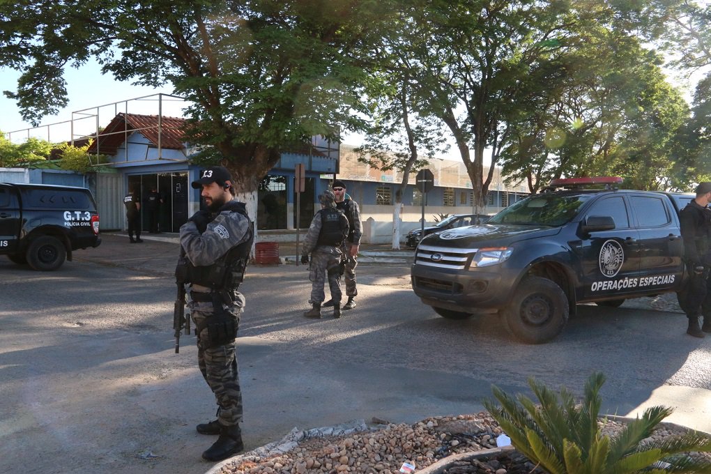 Polícia Civil, por meio do Grupo Especial de Repressão a Narcótico, da 13° Delegacia Regional de Polícia de Posse, com apoio de agentes do Grupo Tático 3 (GT3) de Goiânia, deflagrou na madrugada de sexta-feira, a Operação Pasárgada, que tinha como objetivo o cumprimento de mandados de busca e apreensão em uma empresa, e de condução coercitiva contra suspeitos de envolvimento em crimes como peculato, associação criminosa, falsificação de documento público e fraudes em licitações (Foto: José Barbacena) Polícia Civil, por meio do Grupo Especial de Repressão a Narcótico, da 13° Delegacia Regional de Polícia de Posse, com apoio de agentes do Grupo Tático 3 (GT3) de Goiânia, deflagrou na madrugada de sexta-feira, a Operação Pasárgada, que tinha como objetivo o cumprimento de mandados de busca e apreensão em uma empresa, e de condução coercitiva contra suspeitos de envolvimento em crimes como peculato, associação criminosa, falsificação de documento público e fraudes em licitações