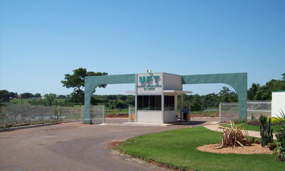 A Secretaria de Estado da Saúde enviou ofício à Reitora da Universidade Federal do Tocantins (UFT) informando a suspensão do fornecimento de alimentação aos estudantes de medicina que participam do Internato Médico Interinstitucional nos hospitais públicos do Estado; no documento, o executivo diz que a medida tem de ser colocada em prática por conta do atual cenário econômico financeiro do País e do Estado, “especialmente quanto ao contingenciamento de recursos”; a Sesau também apontou o custo das refeições e o problema com a empresa que cuida da alimentação nos hospitais (Foto: Leonardo Lucena) A Secretaria de Estado da Saúde enviou ofício à Reitora da Universidade Federal do Tocantins (UFT) informando a suspensão do fornecimento de alimentação aos estudantes de medicina que participam do Internato Médico Interinstitucional nos hospitais públicos do Estado; no documento, o executivo diz que a medida tem de ser colocada em prática por conta do atual cenário econômico financeiro do País e do Estado, “especialmente quanto ao contingenciamento de recursos”; a Sesau também apontou o custo das refeições e o problema com a empresa que cuida da alimentação nos hospitais