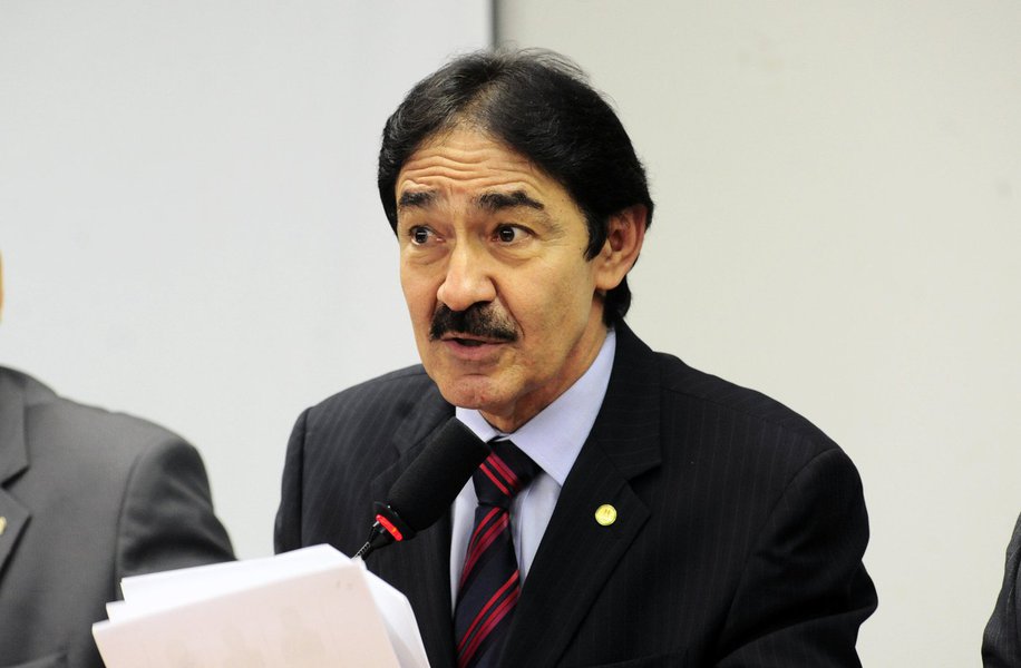 O deputado federal Raimundo Gomes de Matos (PSDB) defende o racionamento de água em Fortaleza e Região Metropolitana para não esgotar as reservas do Estado, que passa pelo quinto ano consecutivo de estiagem. Ontem, a Funceme divulgou que as precipitações durante a quadra chuvosa ficaram 45% abaixo da média histórica (Foto: Rodrigo Rocha) O deputado federal Raimundo Gomes de Matos (PSDB) defende o racionamento de água em Fortaleza e Região Metropolitana para não esgotar as reservas do Estado, que passa pelo quinto ano consecutivo de estiagem. Ontem, a Funceme divulgou que as precipitações durante a quadra chuvosa ficaram 45% abaixo da média histórica