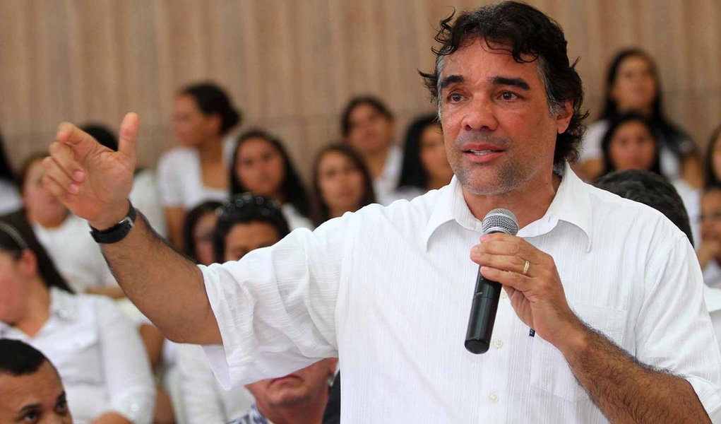 O suplente de senador, Lobão Filho (PMDB) reagiu à declaração do vereador e pré-candidato do partido à Prefeitura de São Luís, Fábio Câmara, de que não está preocupado com pesquisas; a avaliação do vereador foi feita após Edinho afirmar que as pesquisas mostram o peemedebista sem "a menor condição eleitoral"; Edinho voltou a tocar no assunto; "Quando afirmei que a candidatura do Fábio perdeu seu momento não foi para prejudicá-lo e sim para protegê-lo (…) Mas o conjunto de fatores como absoluta falta de estrutura financeira, falta de equipe, partido dividido, aliados a falta de empatia apontada nas pesquisas são fatais para uma candidatura"; com 2% de intenções de votos, Câmara não tem o apoio da maioria do PMDB (Foto: Leonardo Lucena) O suplente de senador, Lobão Filho (PMDB) reagiu à declaração do vereador e pré-candidato do partido à Prefeitura de São Luís, Fábio Câmara, de que não está preocupado com pesquisas; a avaliação do vereador foi feita após Edinho afirmar que as pesquisas mostram o peemedebista sem "a menor condição eleitoral"; Edinho voltou a tocar no assunto; "Quando afirmei que a candidatura do Fábio perdeu seu momento não foi para prejudicá-lo e sim para protegê-lo (…) Mas o conjunto de fatores como absoluta falta de estrutura financeira, falta de equipe, partido dividido, aliados a falta de empatia apontada nas pesquisas são fatais para uma candidatura"; com 2% de intenções de votos, Câmara não tem o apoio da maioria do PMDB